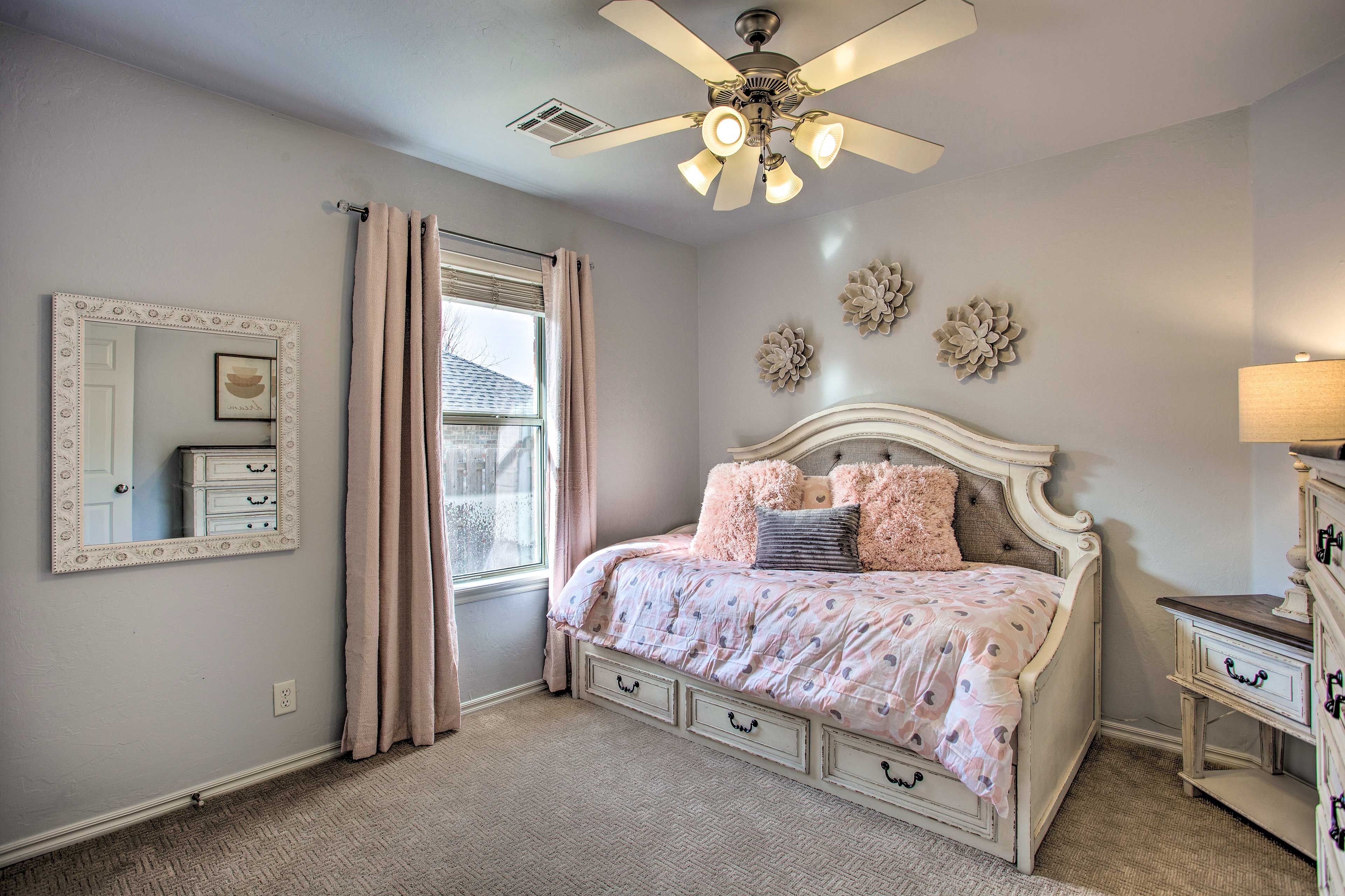 Bedroom 4 | Twin Daybed w/ Twin Trundle