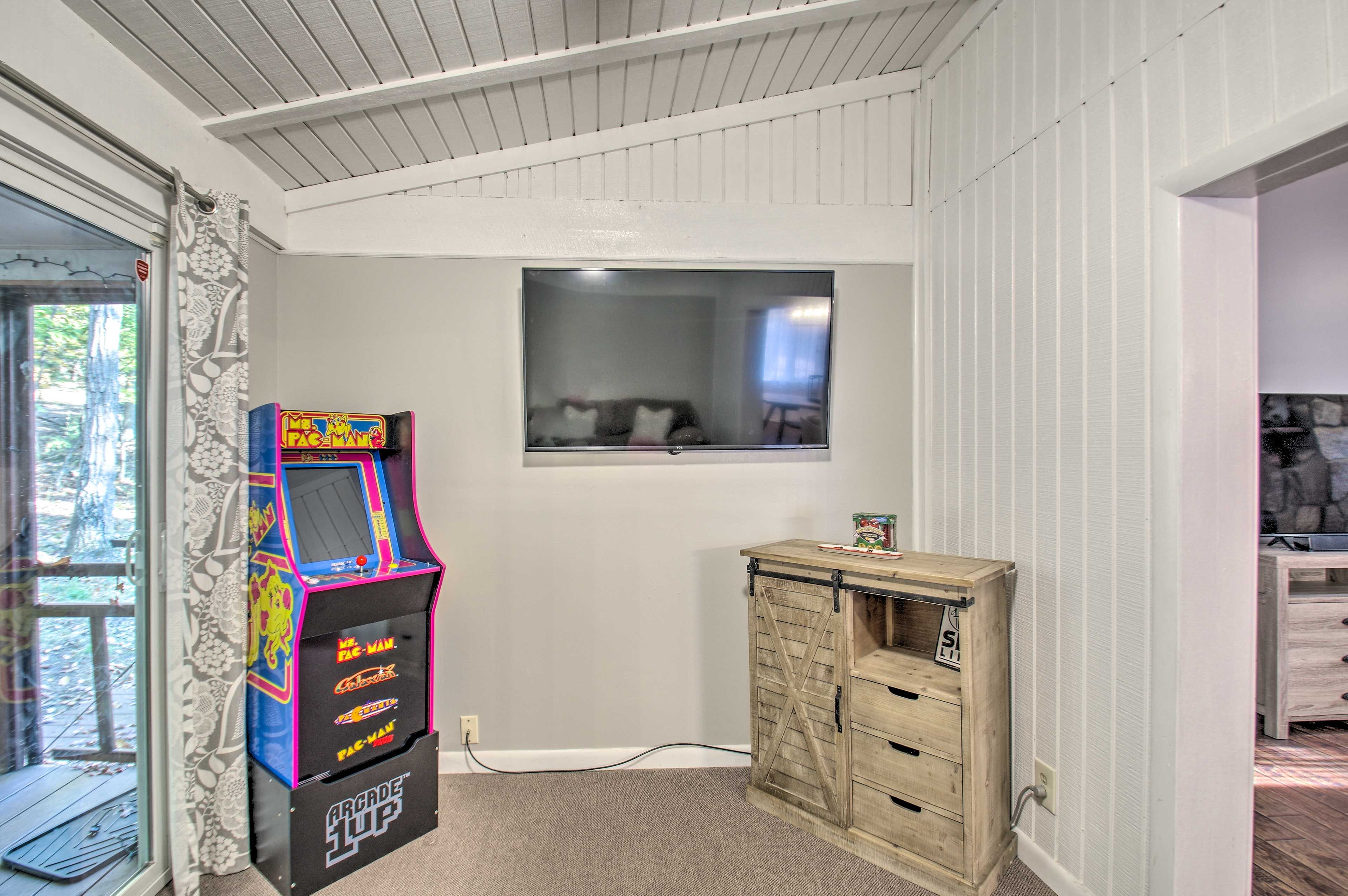 Game Room | Smart TV w/ Cable | Arcade Machine | Board Games