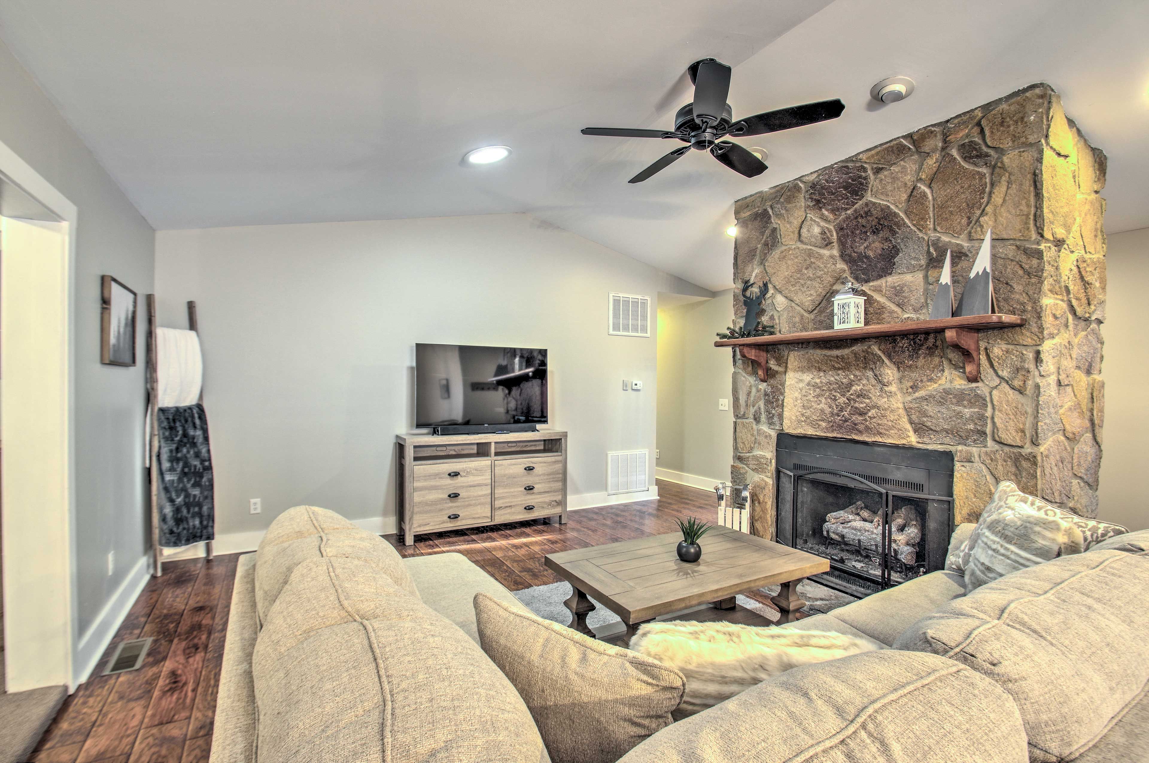 Living Room | Smart TV w/ Cable | Gas Fireplace | Air Conditioning | Dining Area