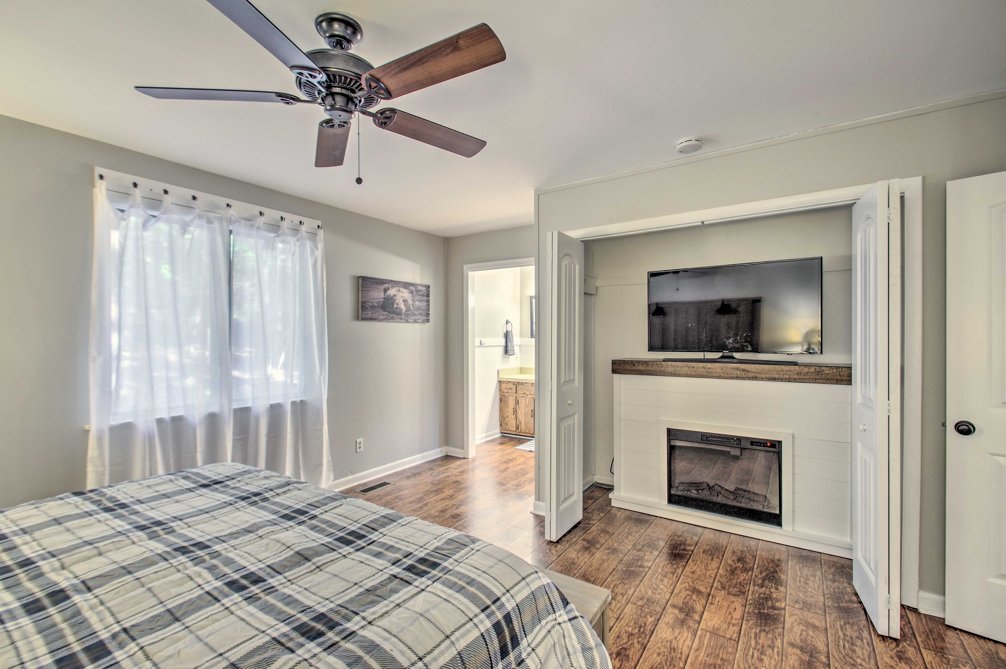 Bedroom 1 | Smart TV w/ Cable | Electric Fireplace