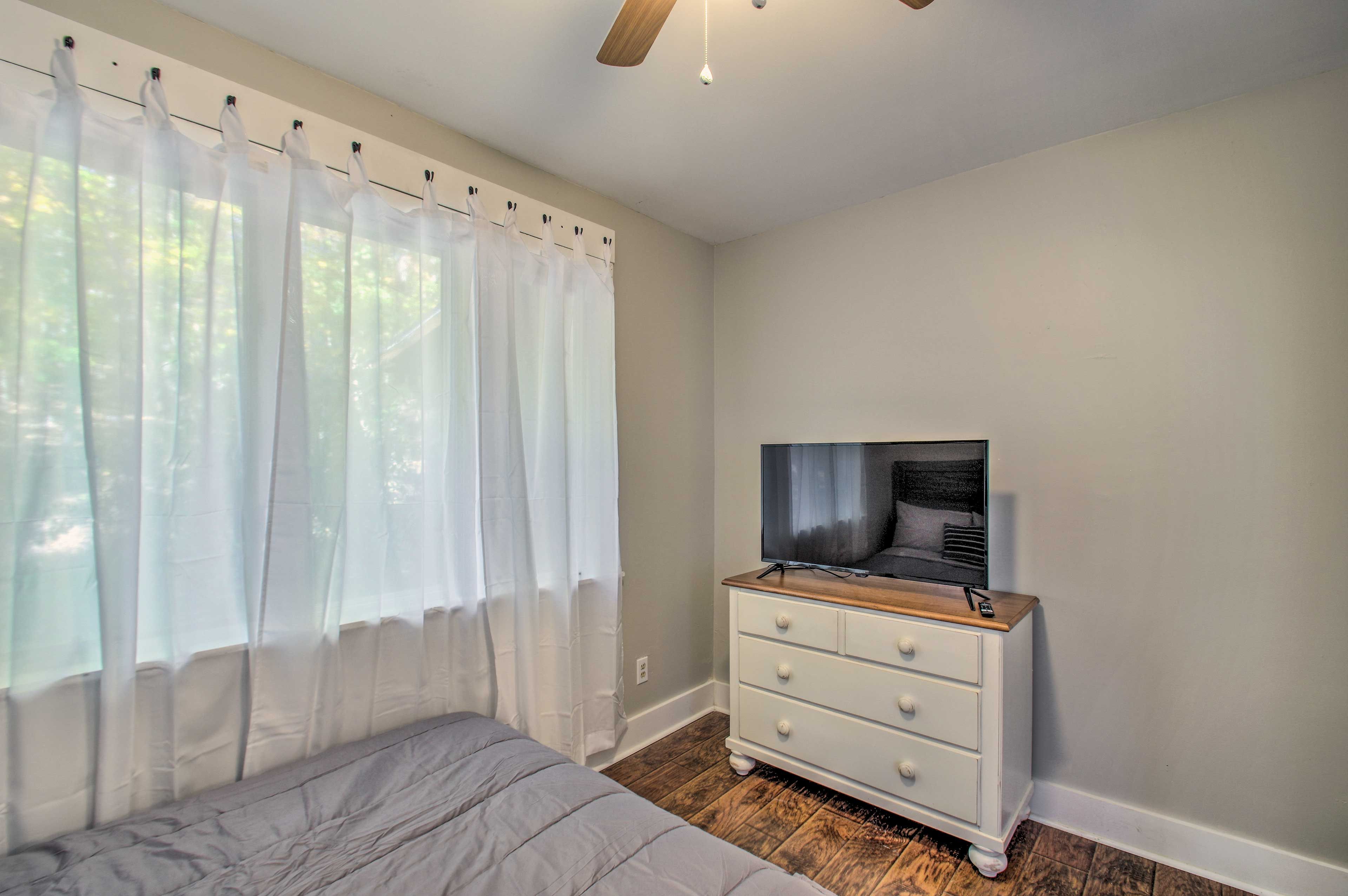 Bedroom 3 | Smart TV w/ Cable