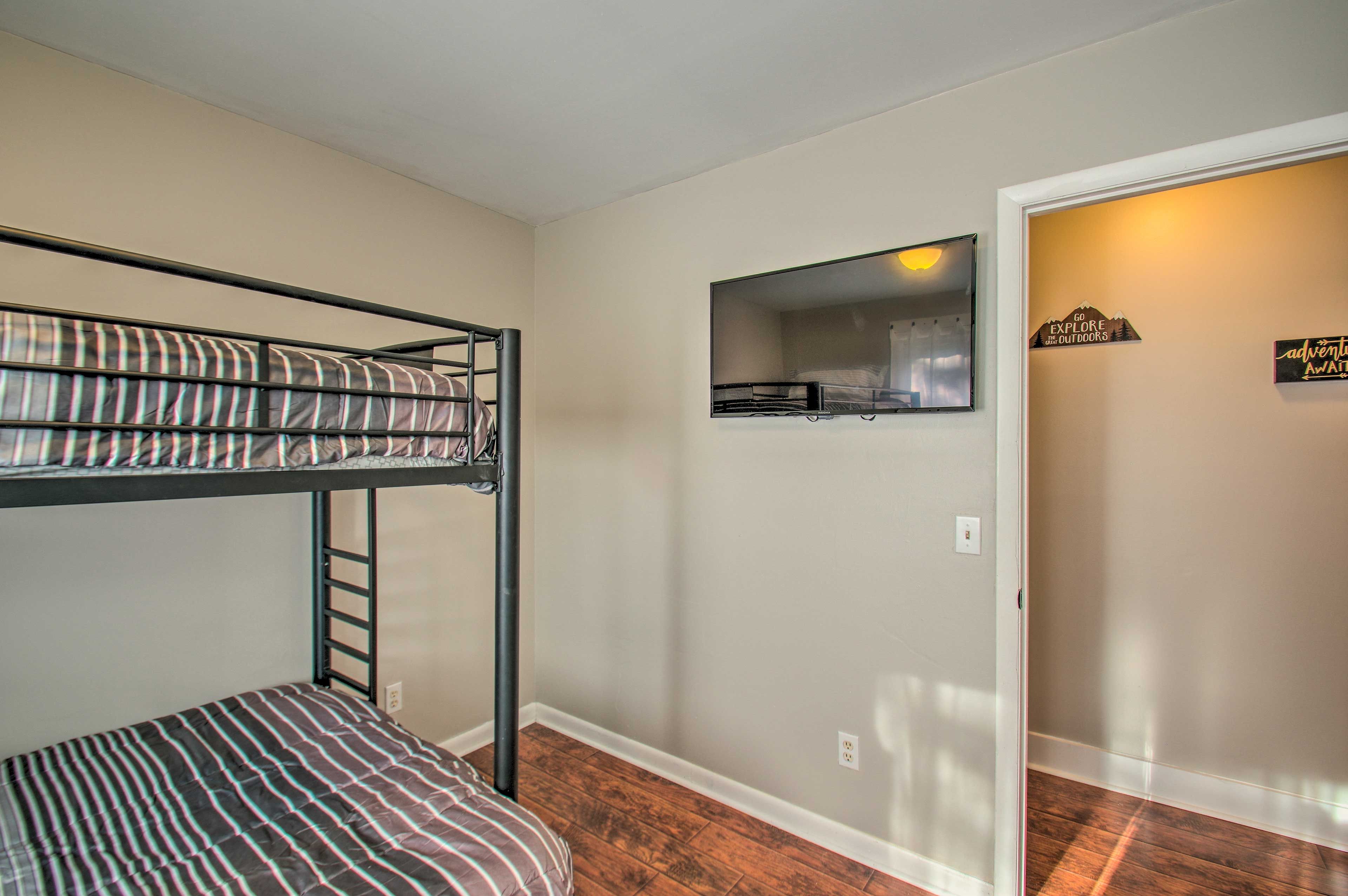 Bedroom 4 | Smart TV w/ Cable