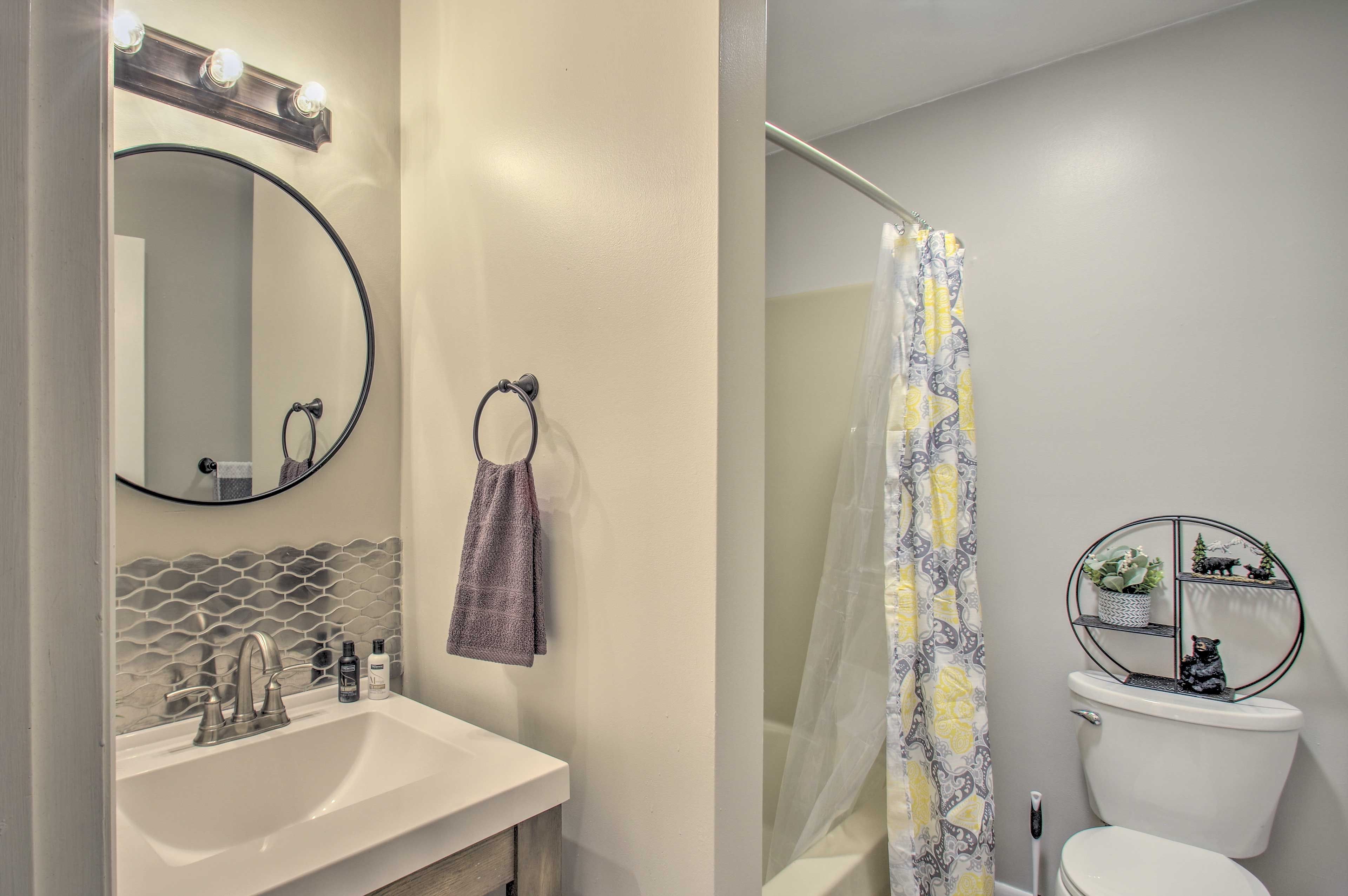 Full Bathroom | Complimentary Toiletries | Hair Dryer