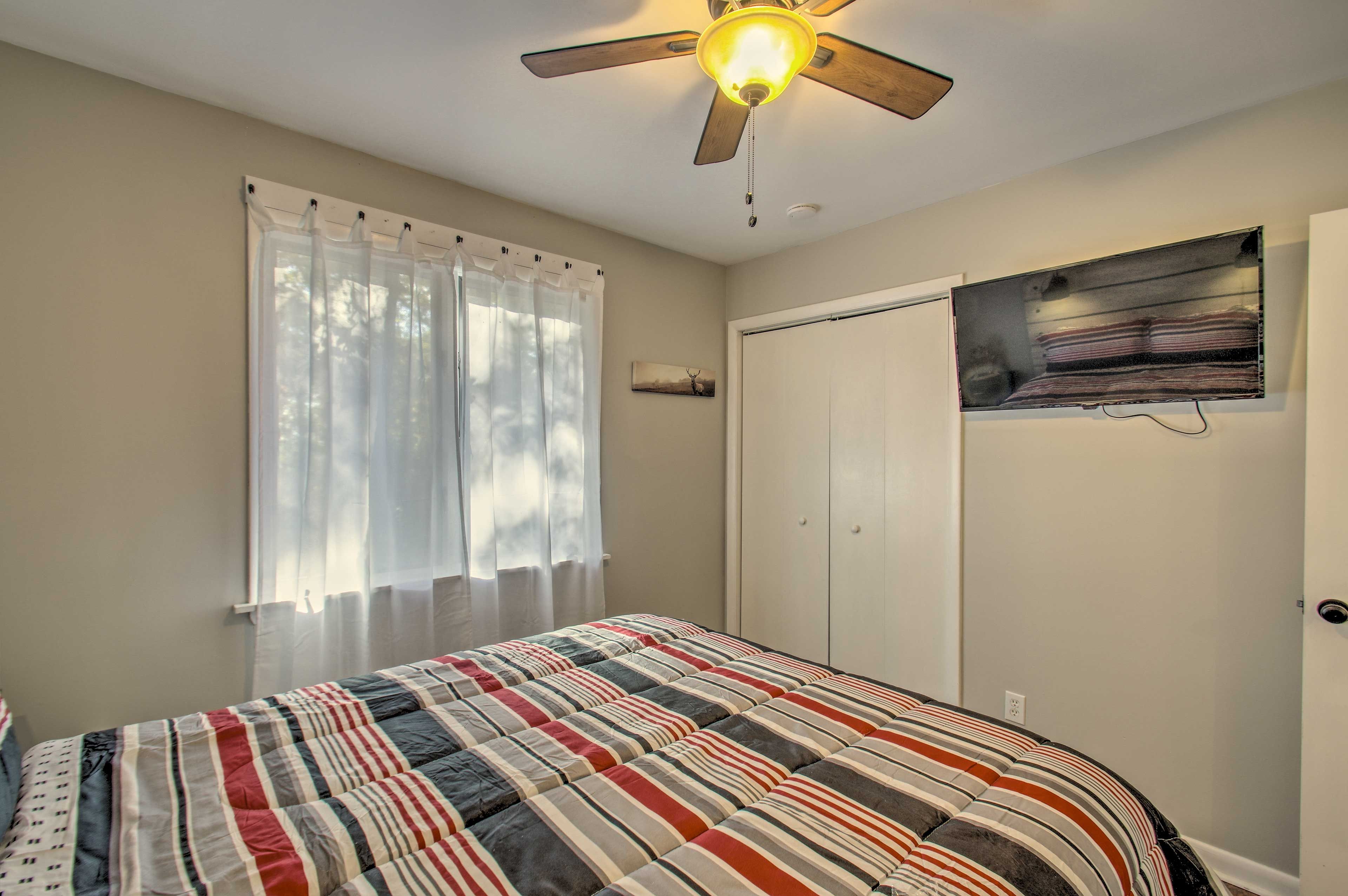 Bedroom 2 | Smart TV w/ Cable | Hangers