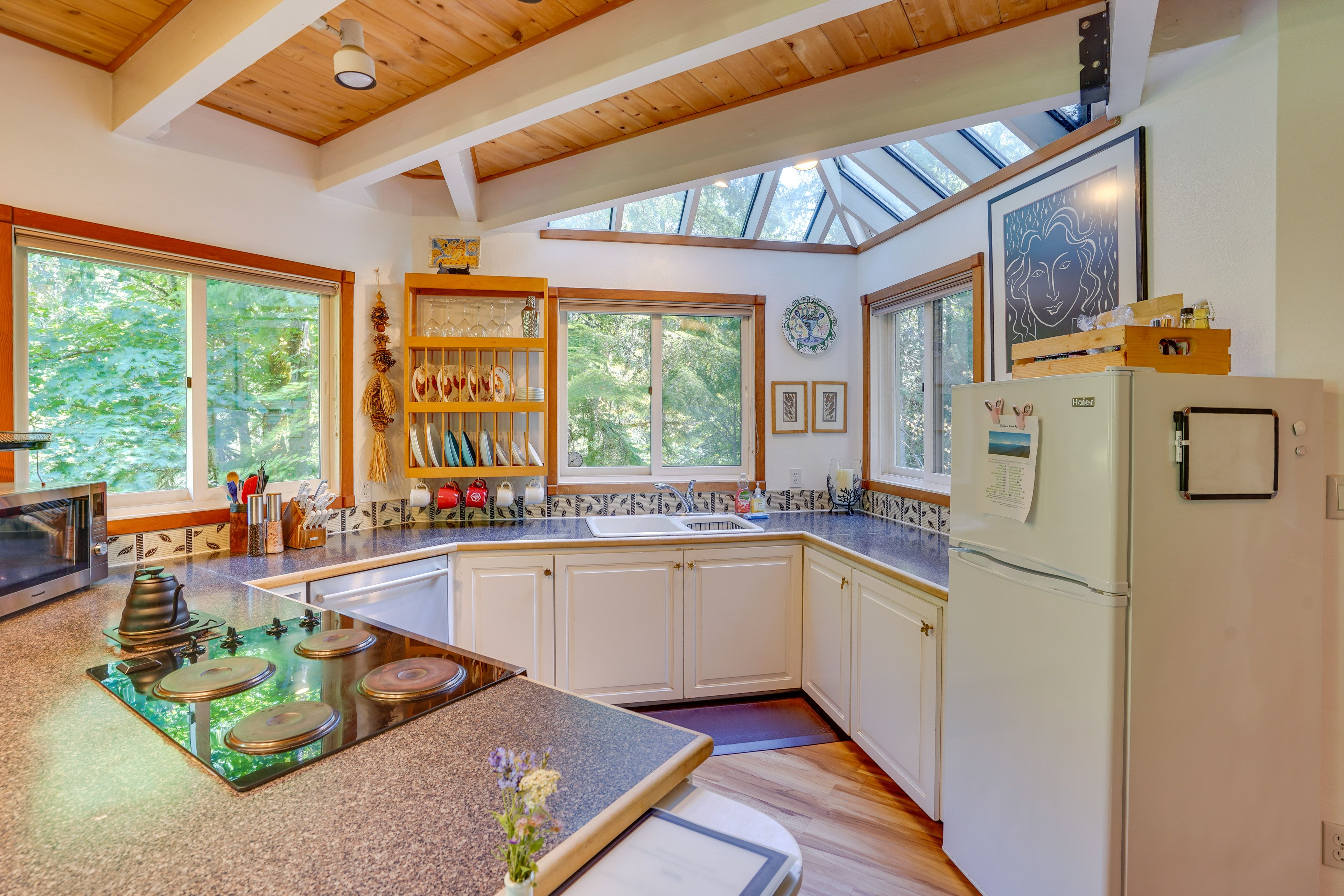 Kitchen | Well-Equipped | 1st Floor | Cooking Basics | Knife Set | Breakfast Bar