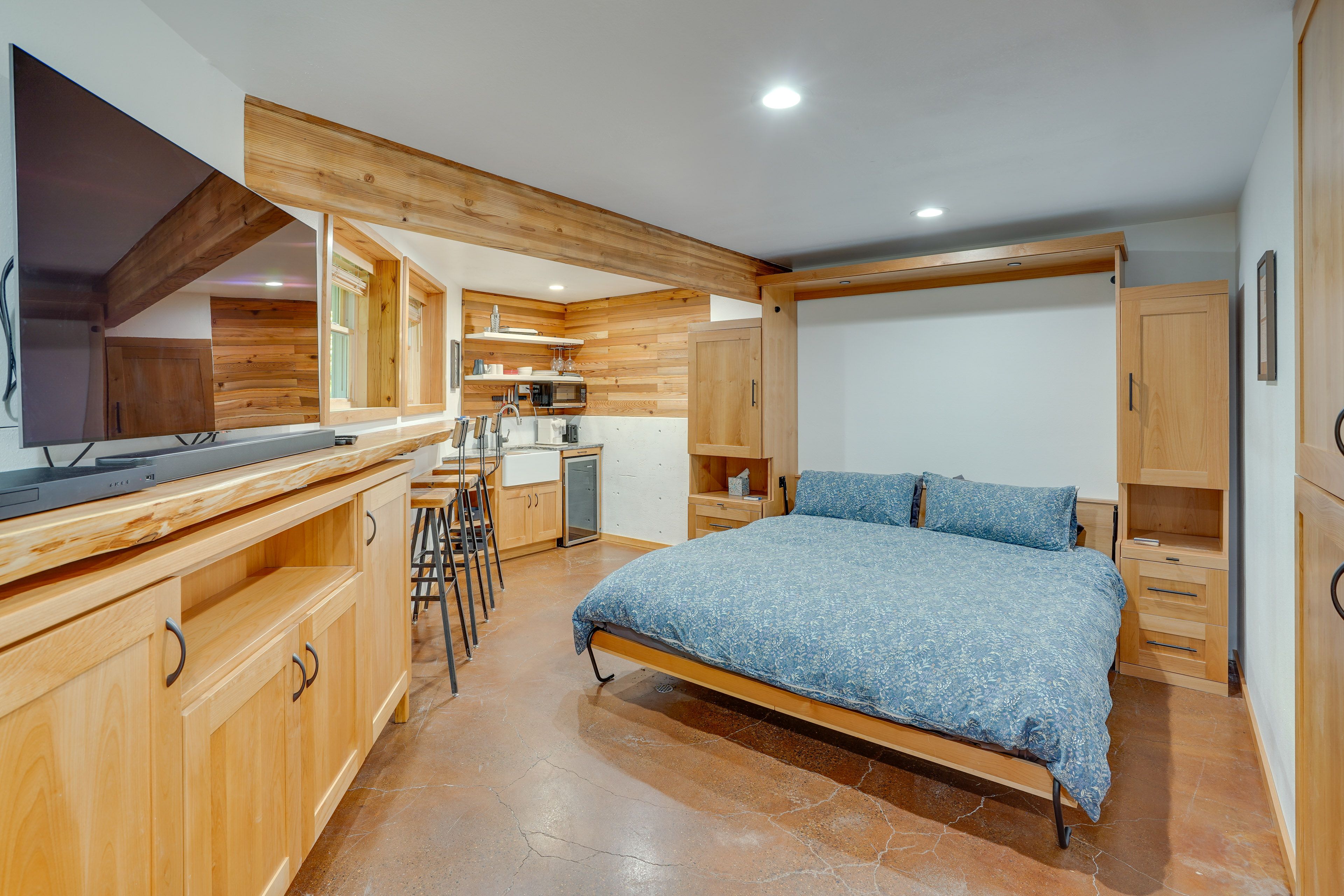 Bedroom (Basement) | King Bed | Kitchenette
