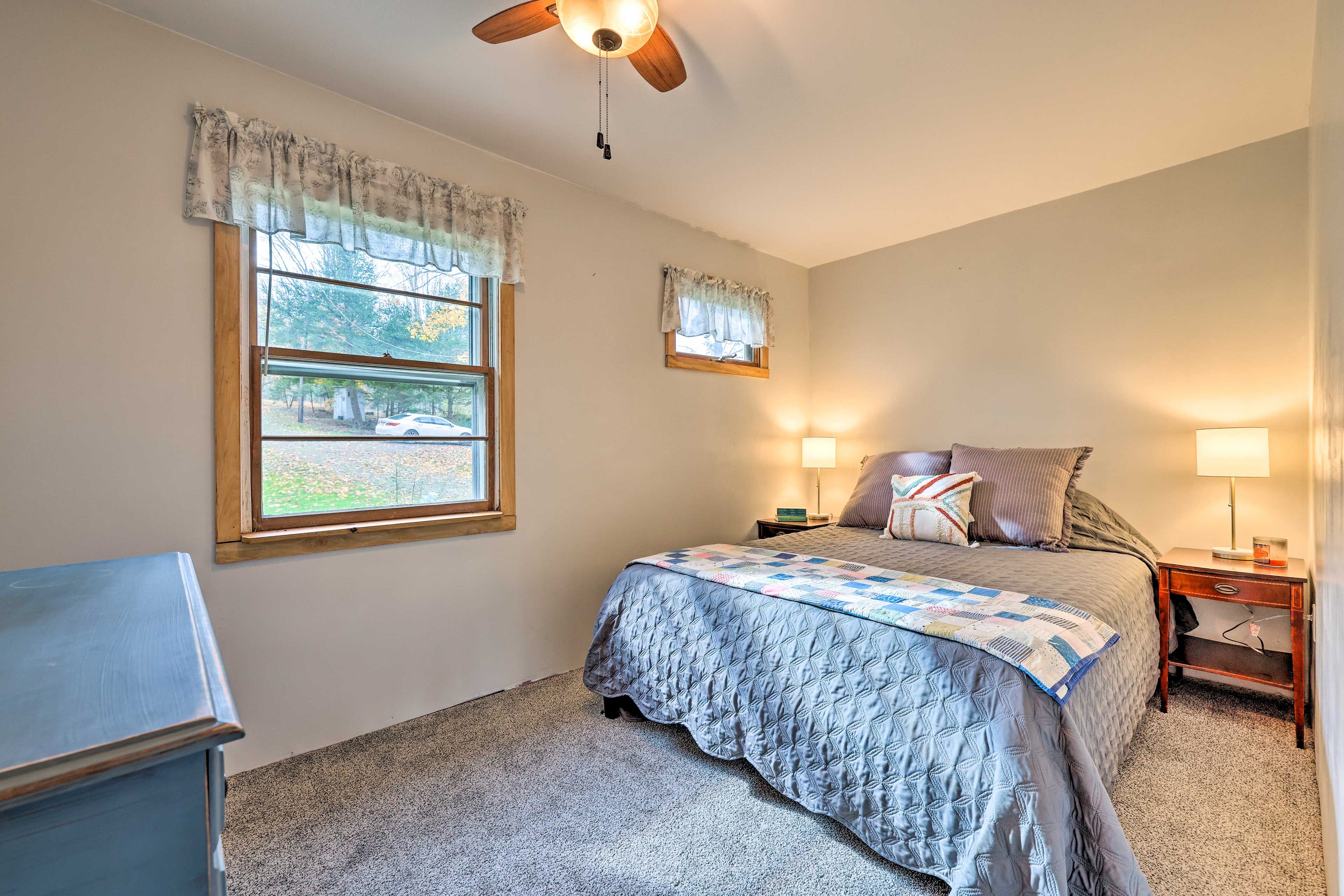 Bedroom 1 | Queen Bed