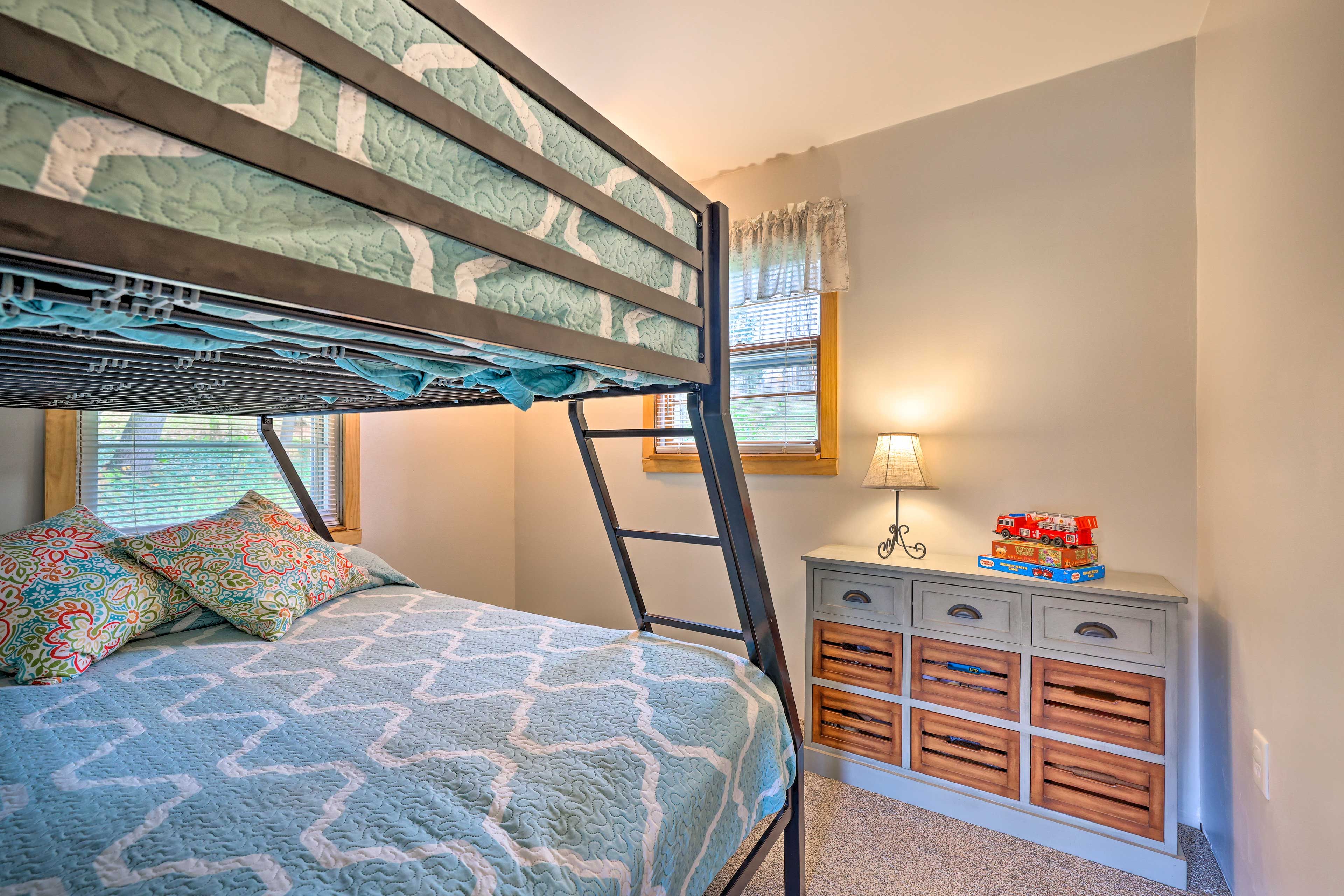 Bedroom 2 | Twin/Full Bunk Bed