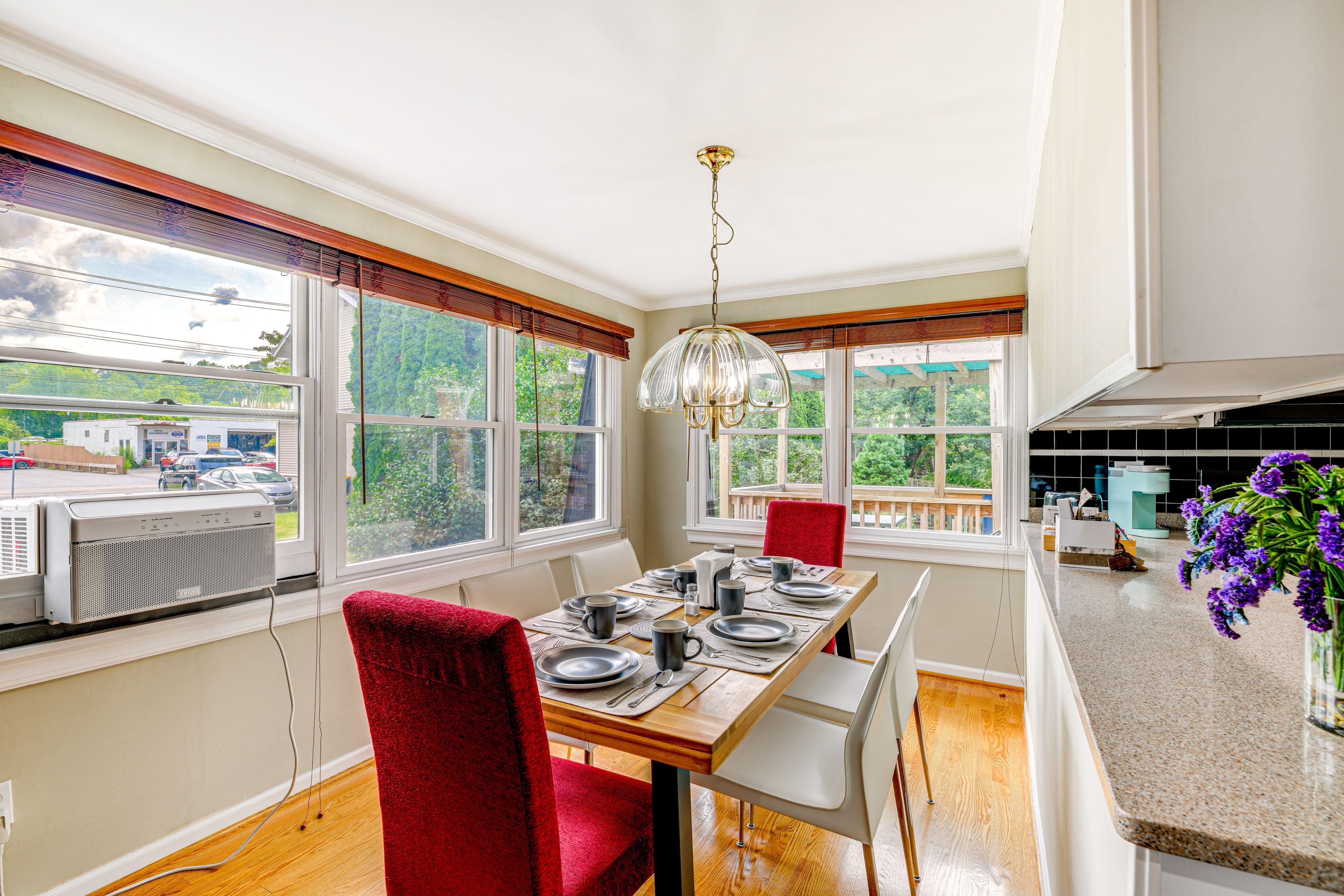 Dining Area | Smart TV