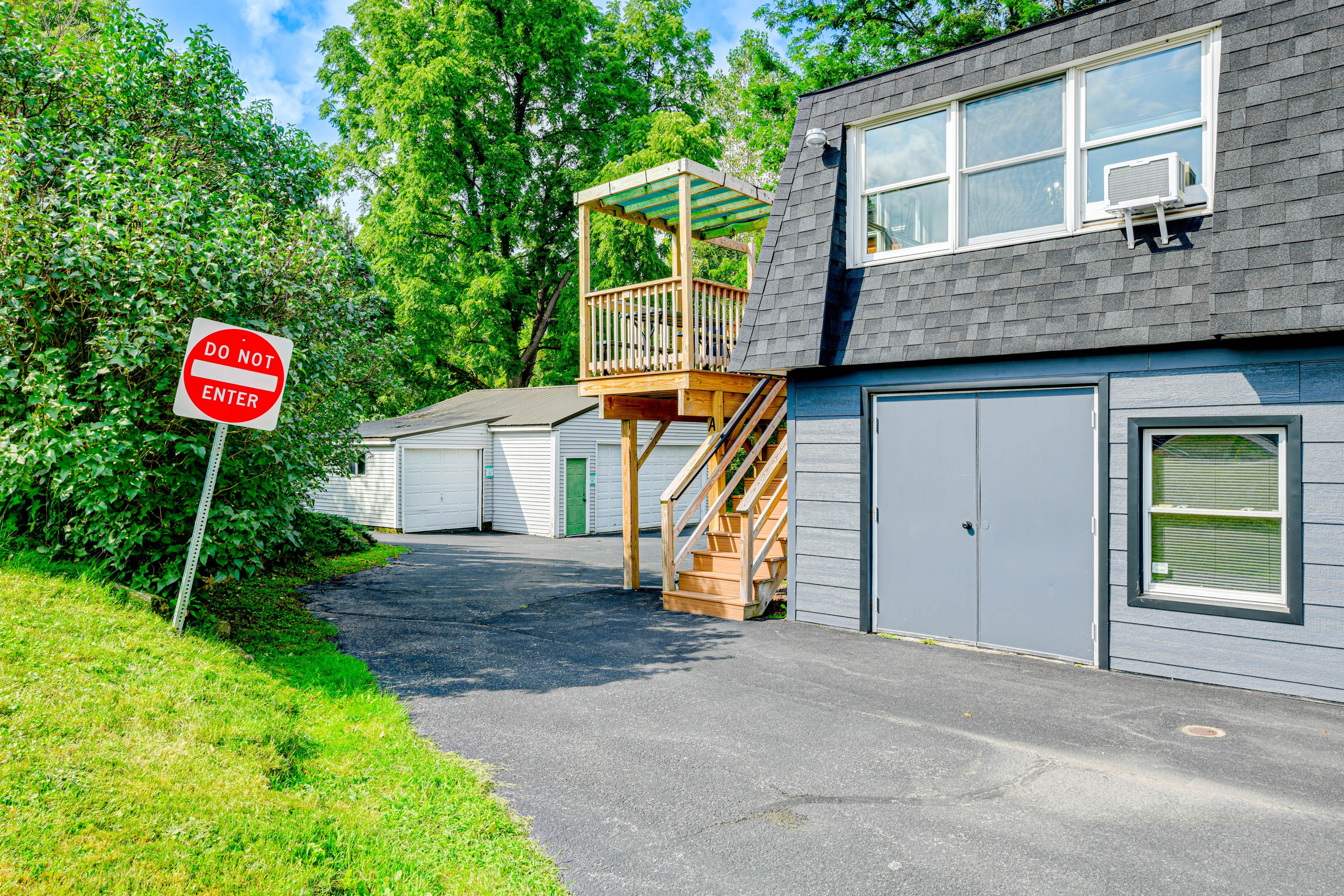 Parking | Driveway (1 Vehicle, Next to Garage) | Parking Lot