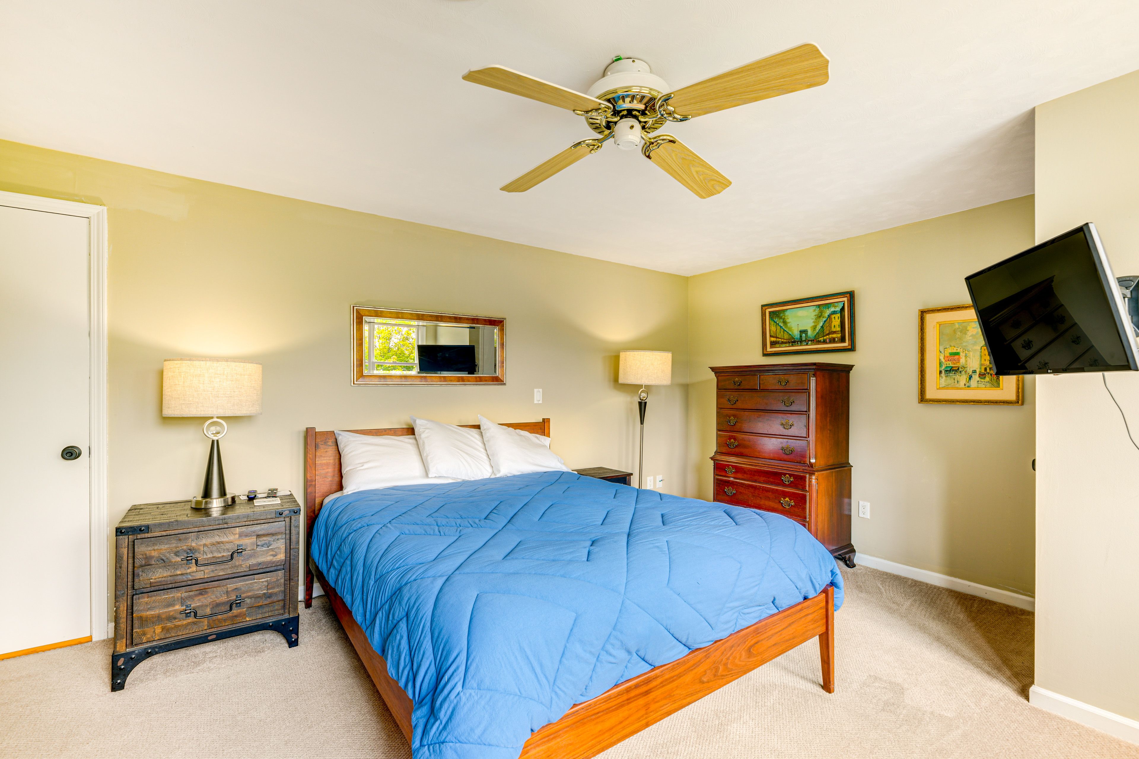 Bedroom 1 | Queen Bed | Smart TV | Hangers