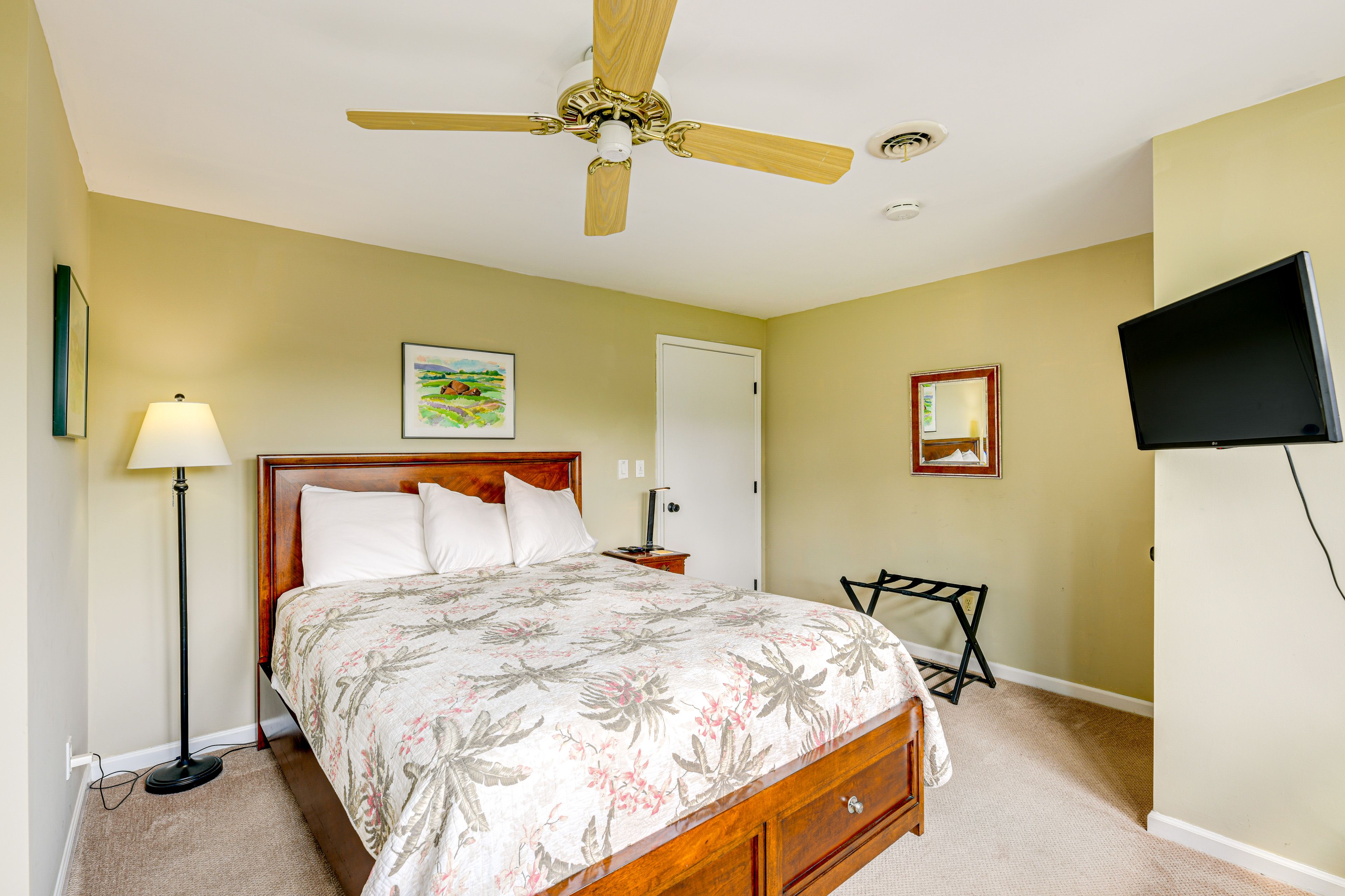 Bedroom 2 | Queen Bed | Hangers