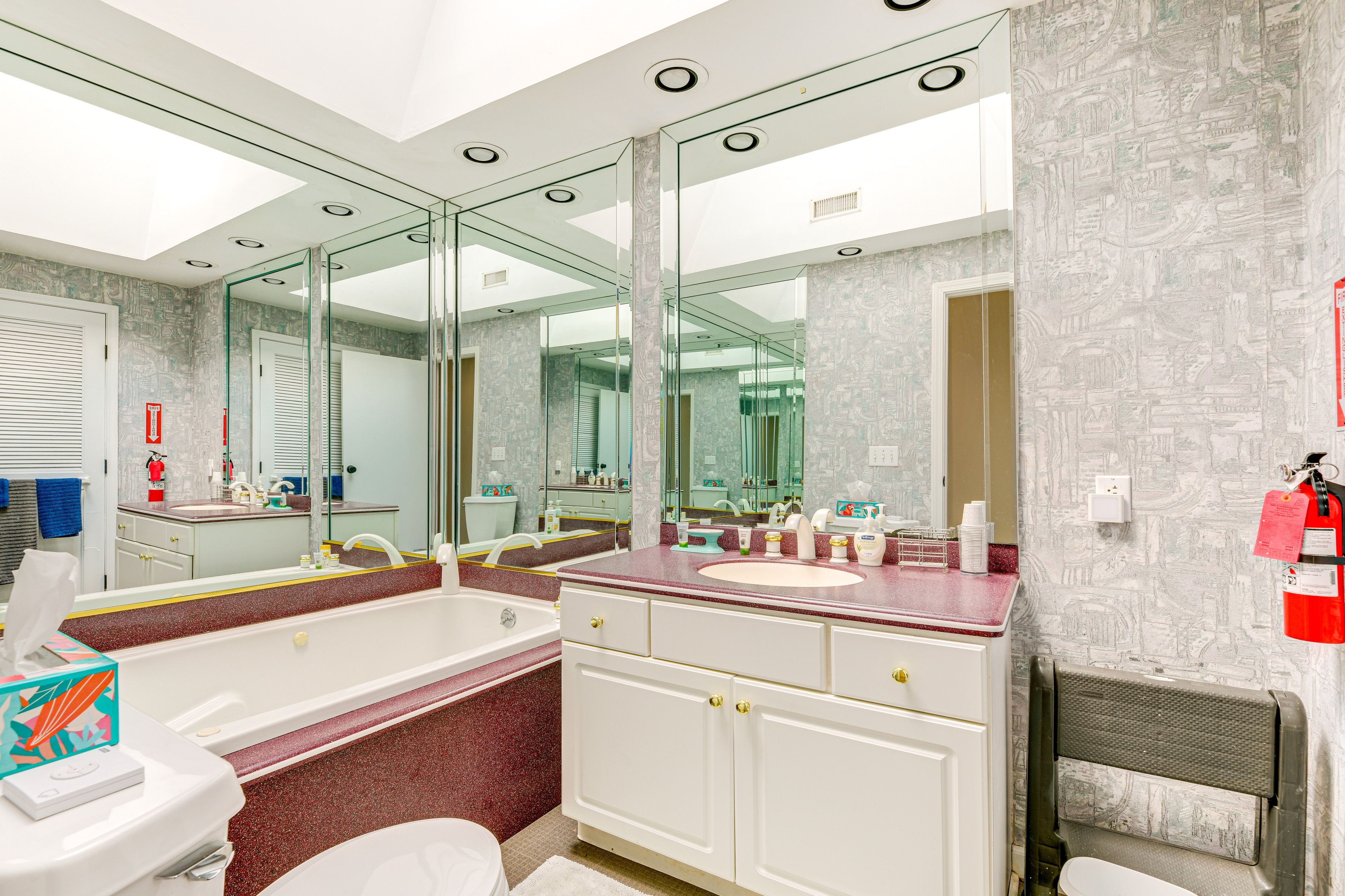 Full Bathroom | Jetted Tub | Complimentary Toiletries | Towels Provided