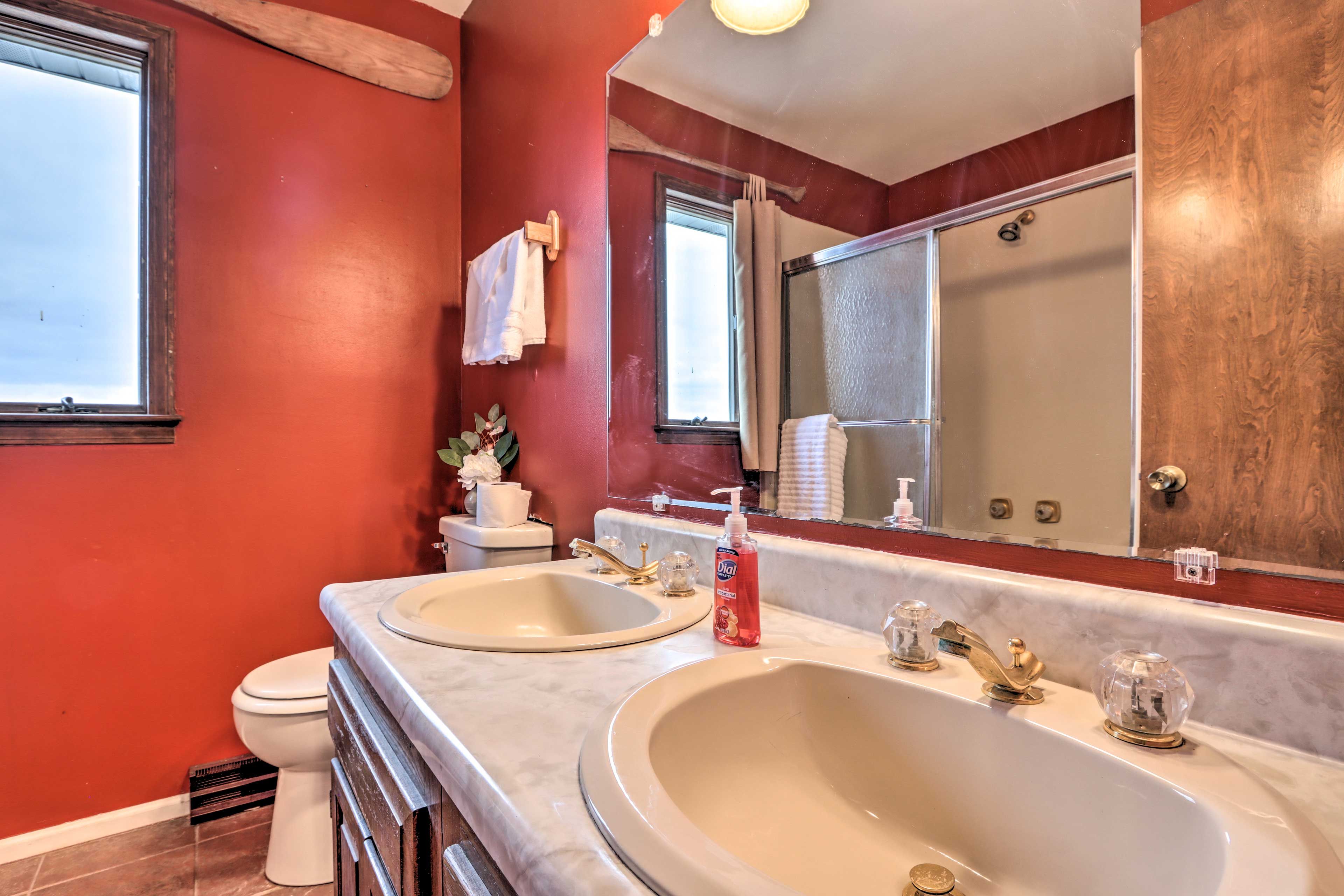 Full Bathroom | Towels Provided | Complimentary Toiletries