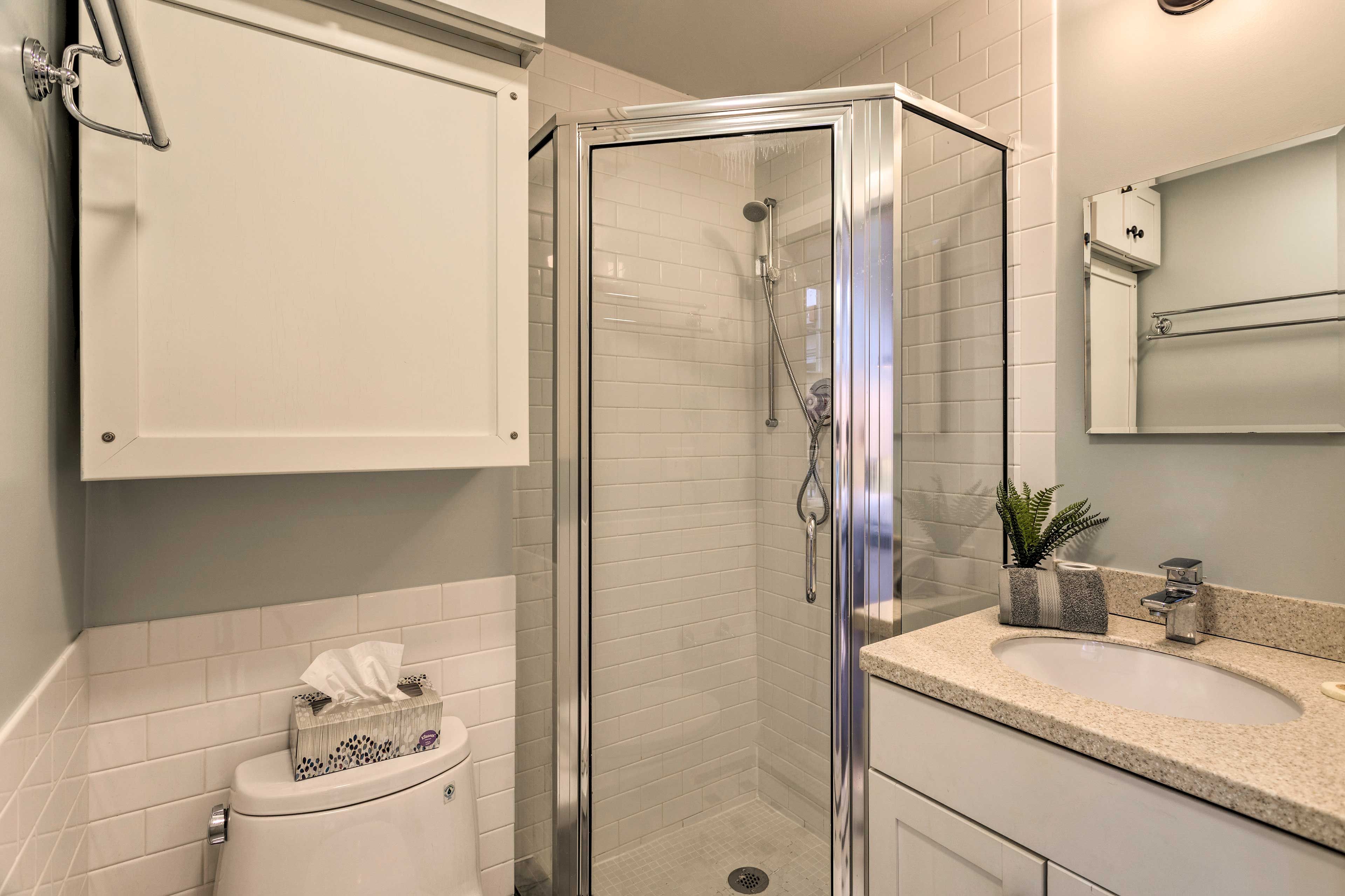 Full Bathroom | Complimentary Toiletries | Hair Dryer