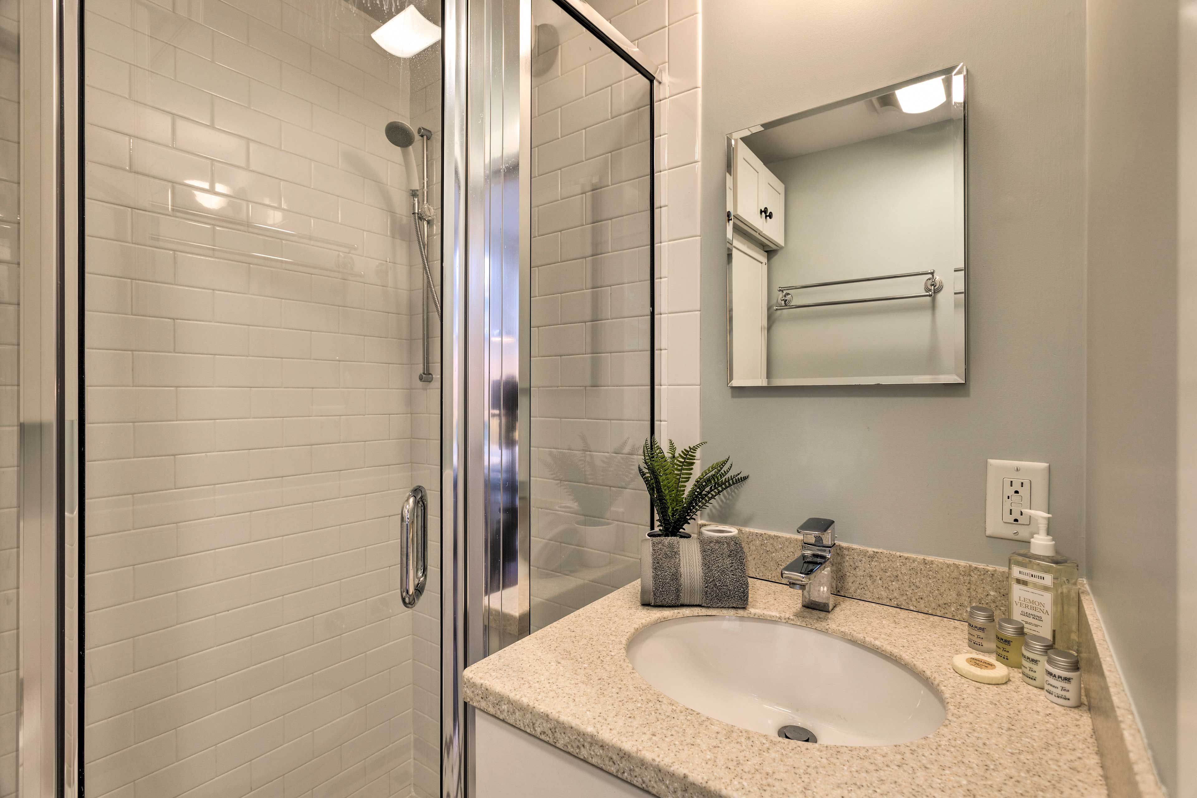 Full Bathroom | Towels Provided