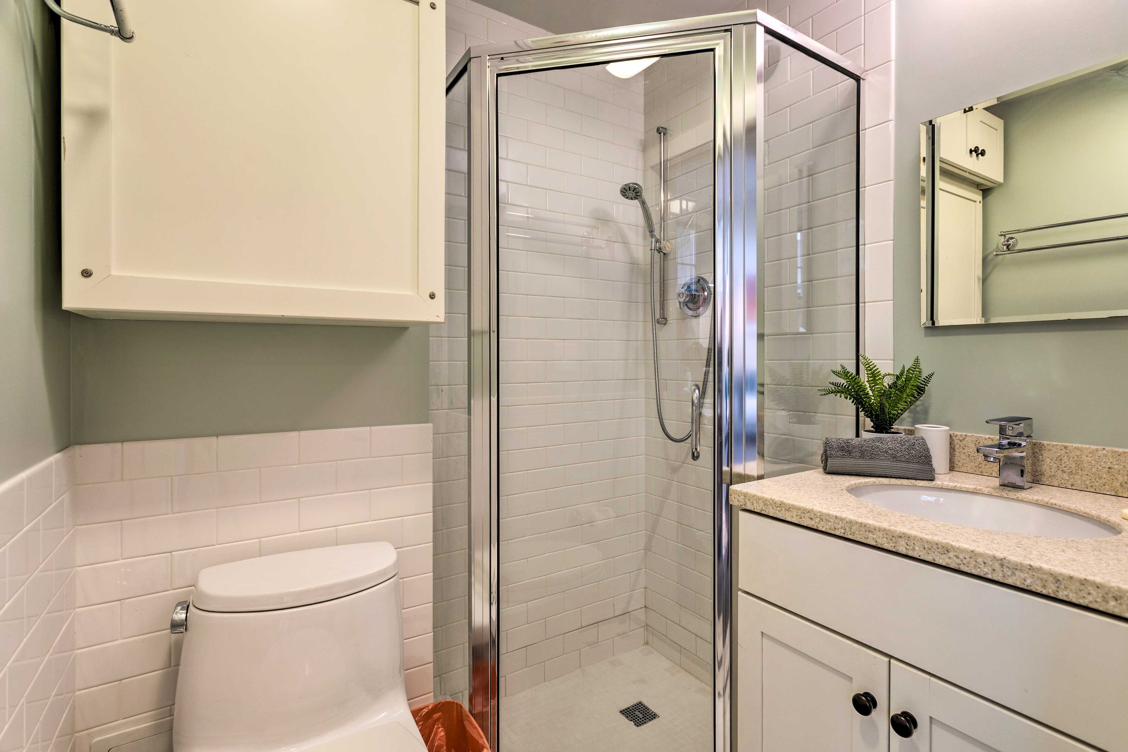 Full Bathroom | Complimentary Toiletries | Hair Dryer