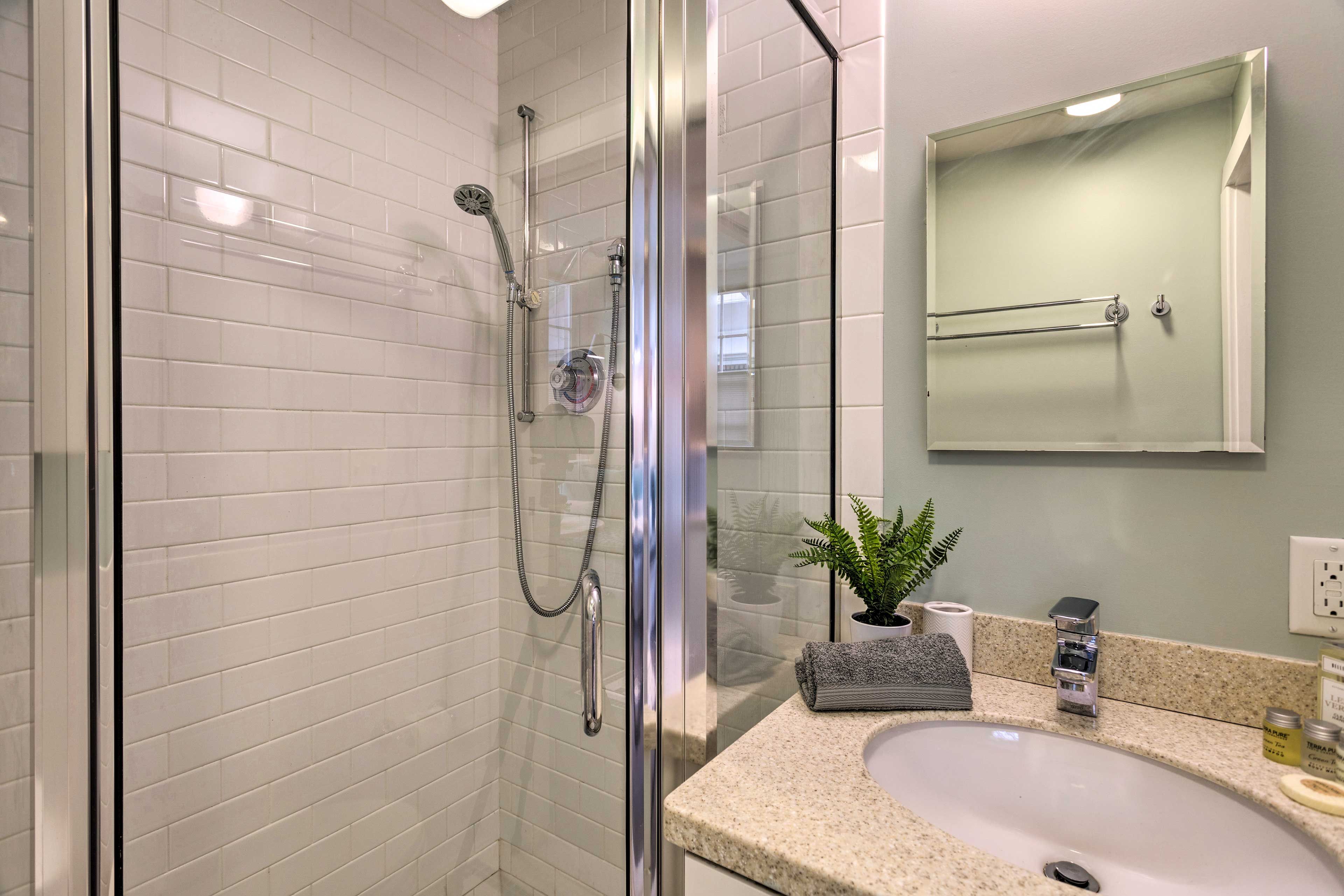 Full Bathroom | Towels Provided