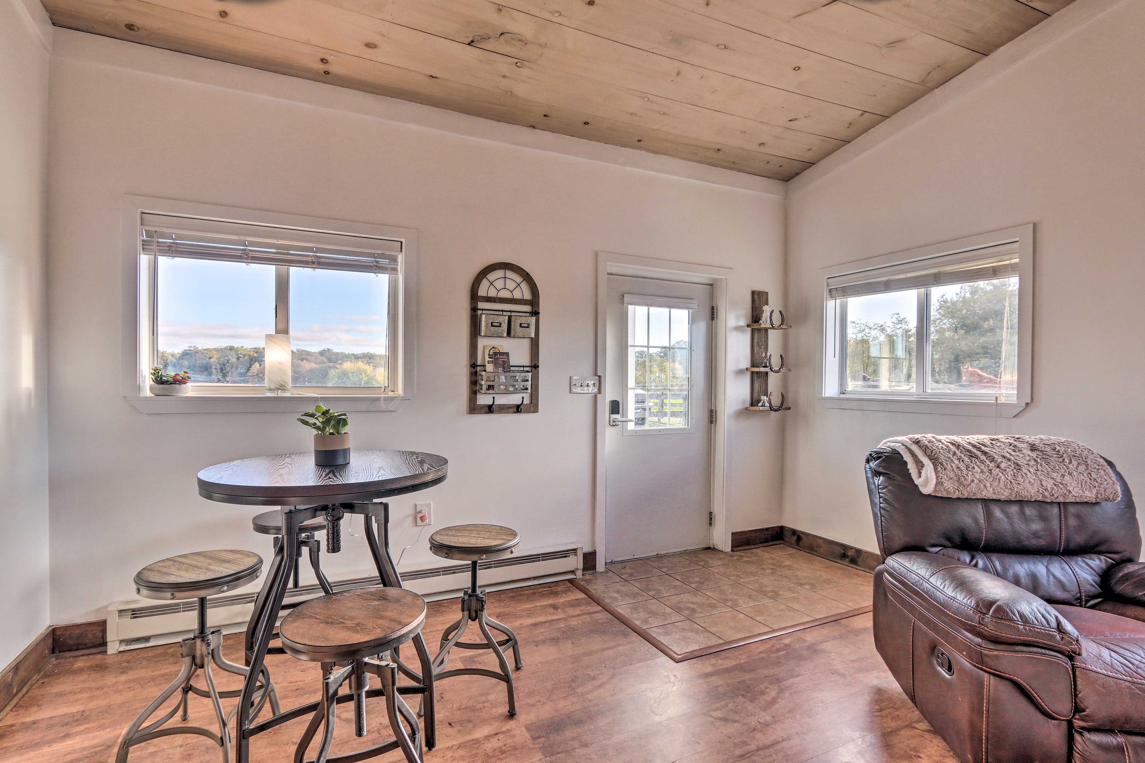 Dining Area | Dishware & Flatware Provided