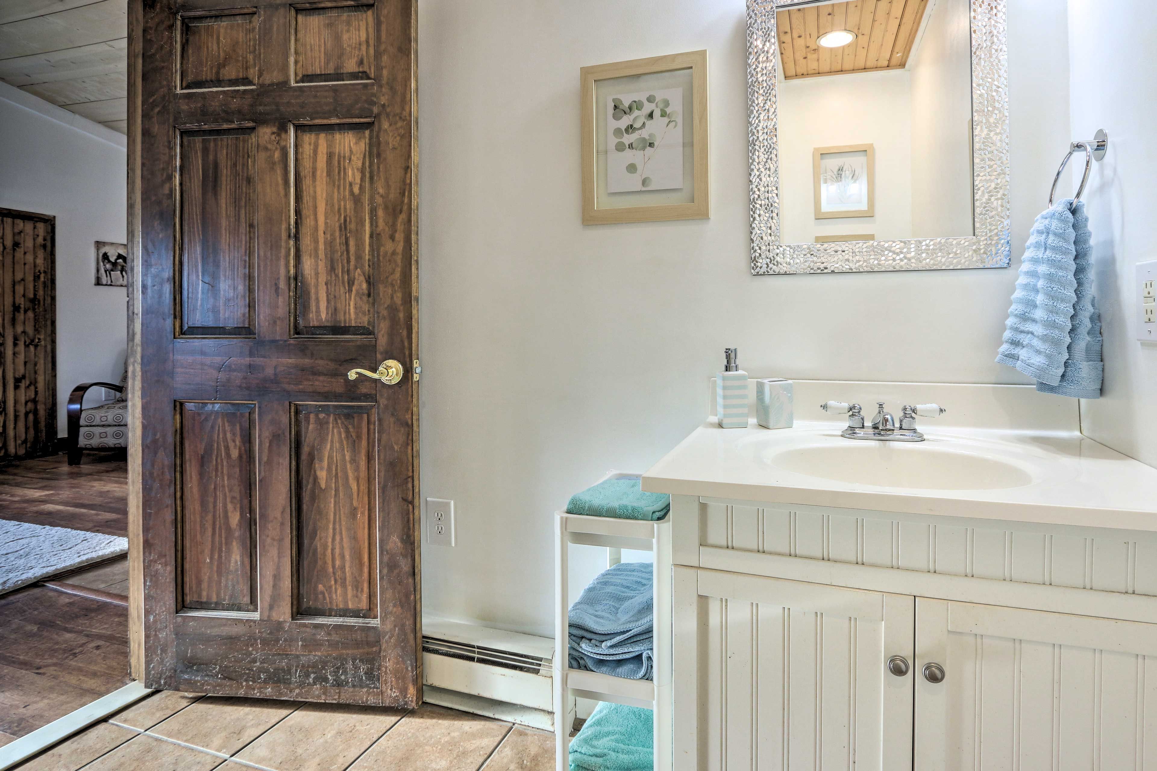 Full Bathroom | Complimentary Toiletries