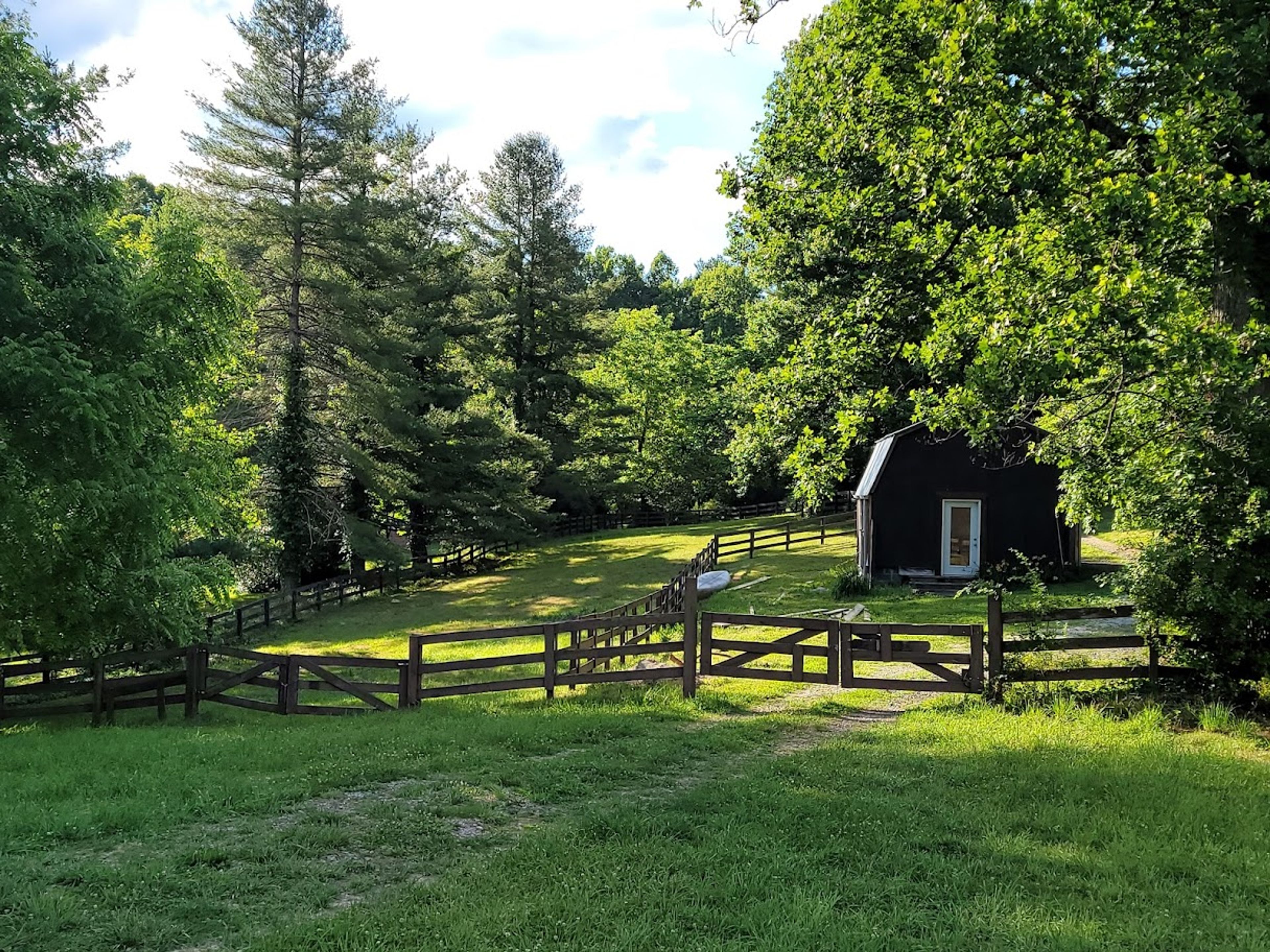 Hendersonville Vacation Rental | 1BA Studio | 2 Stairs to Access | 600 Sq Ft