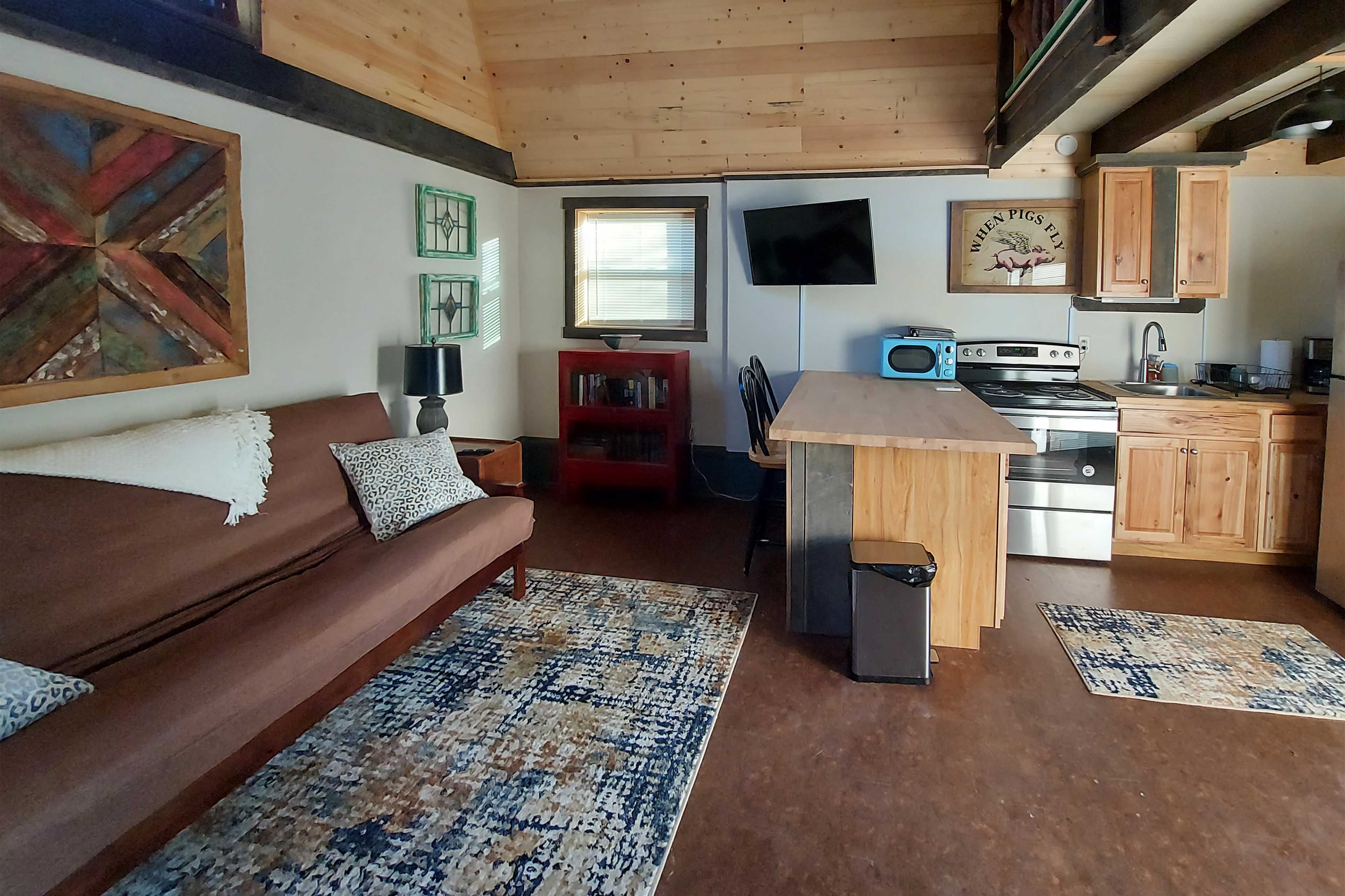 Studio | Smart TV w/ Cable