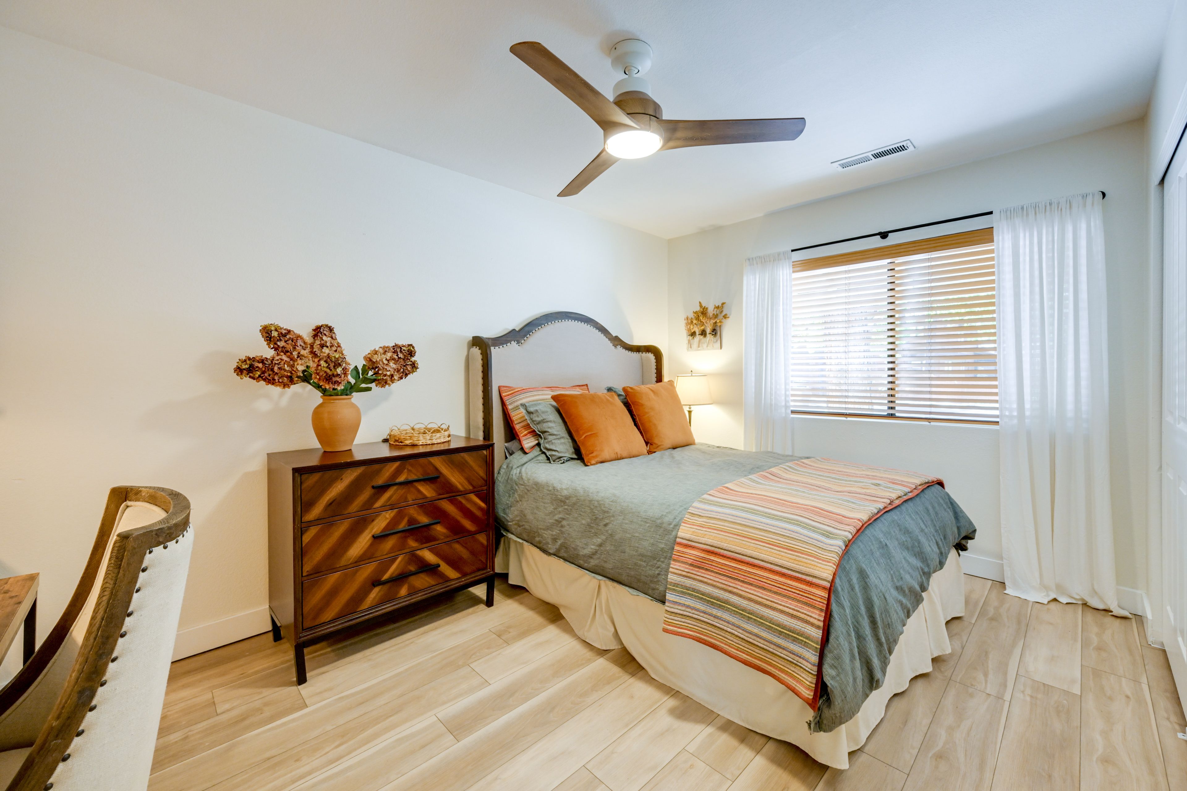 Bedroom 3 | Queen Bed | Desk Workspace