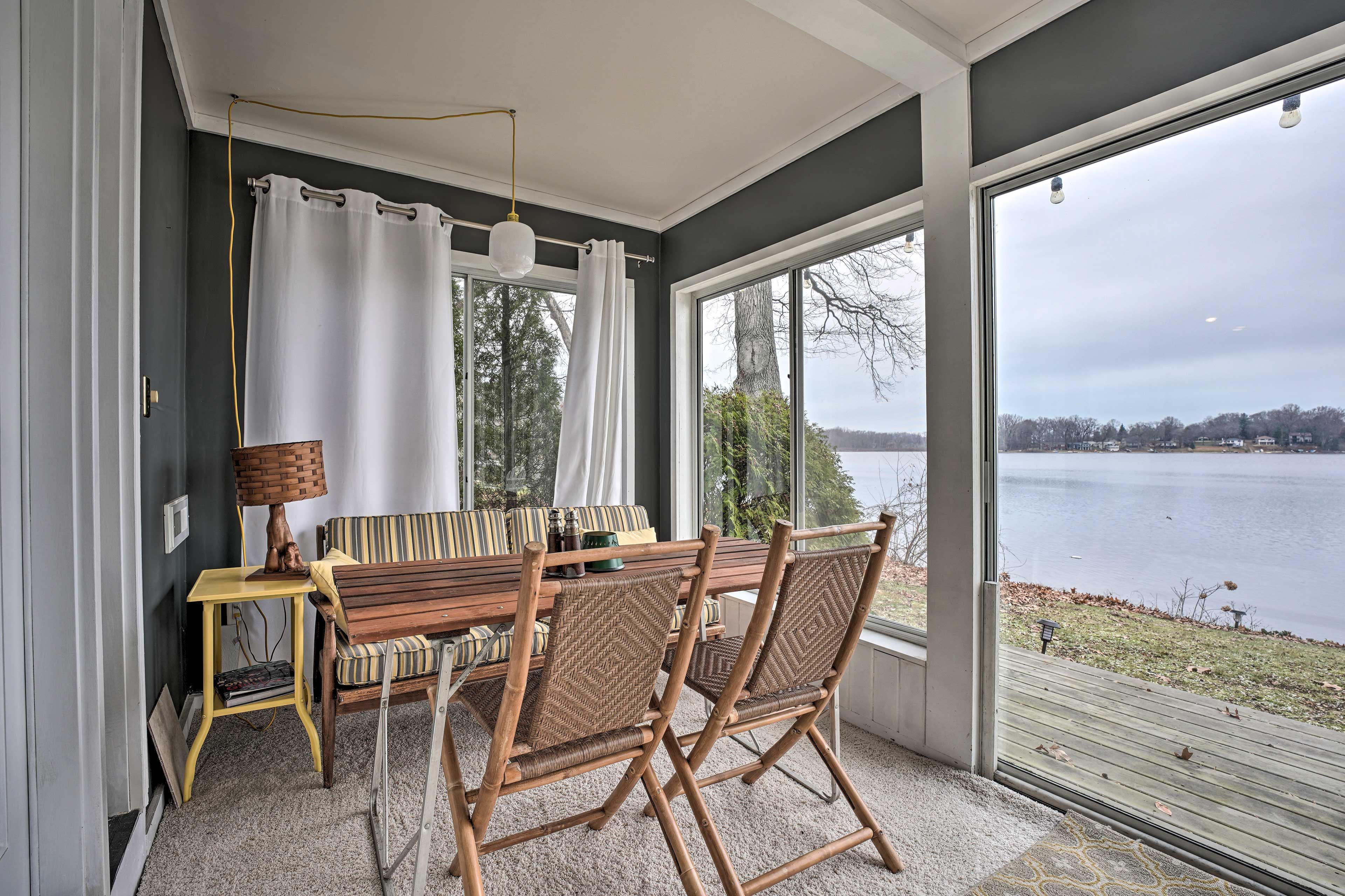 Screened Porch (No Window Coverings)