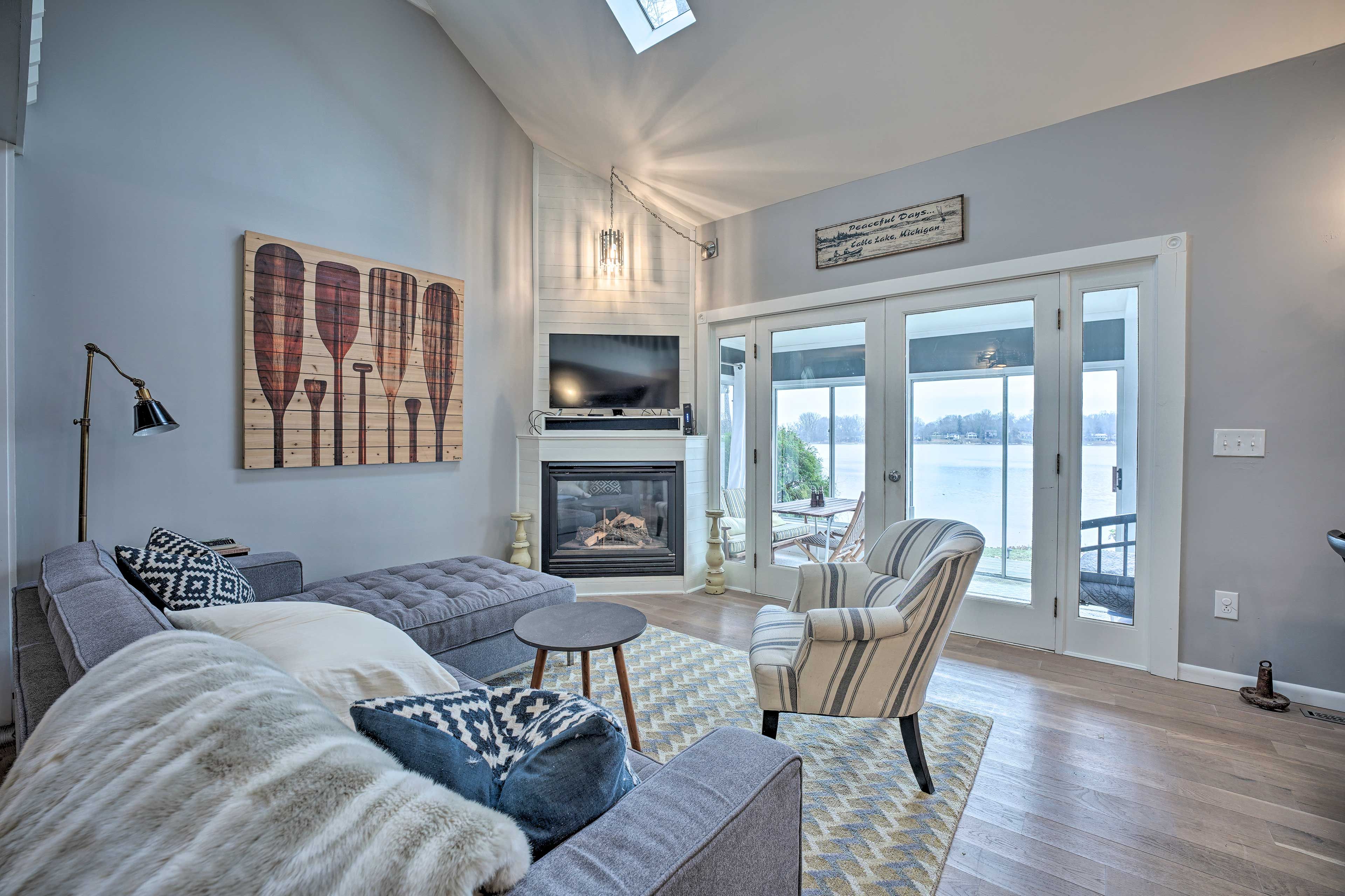 Living Room | Smart TV | Cable & Netflix