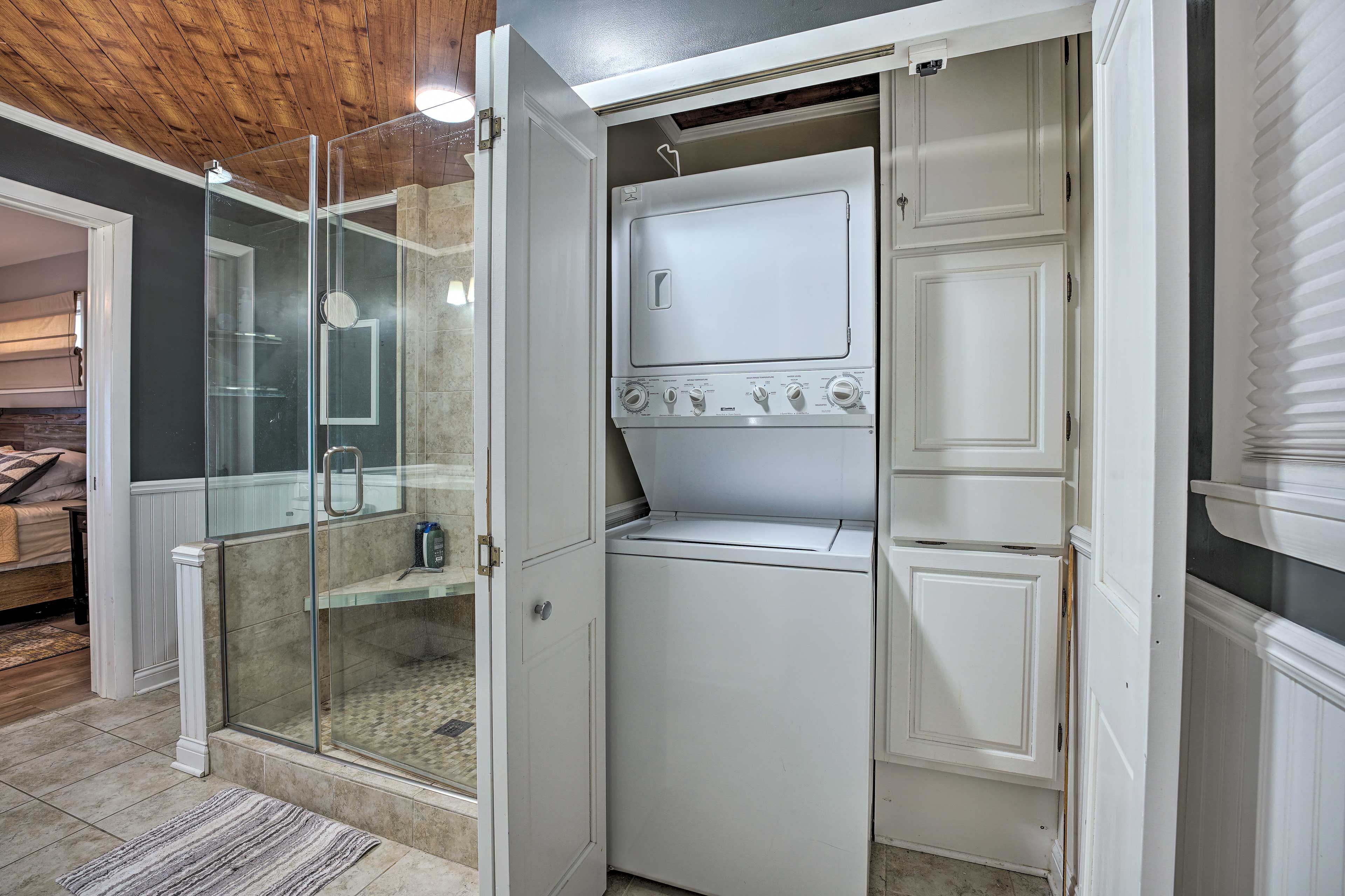 En-Suite Bathroom | Washer & Dryer | Laundry Detergent