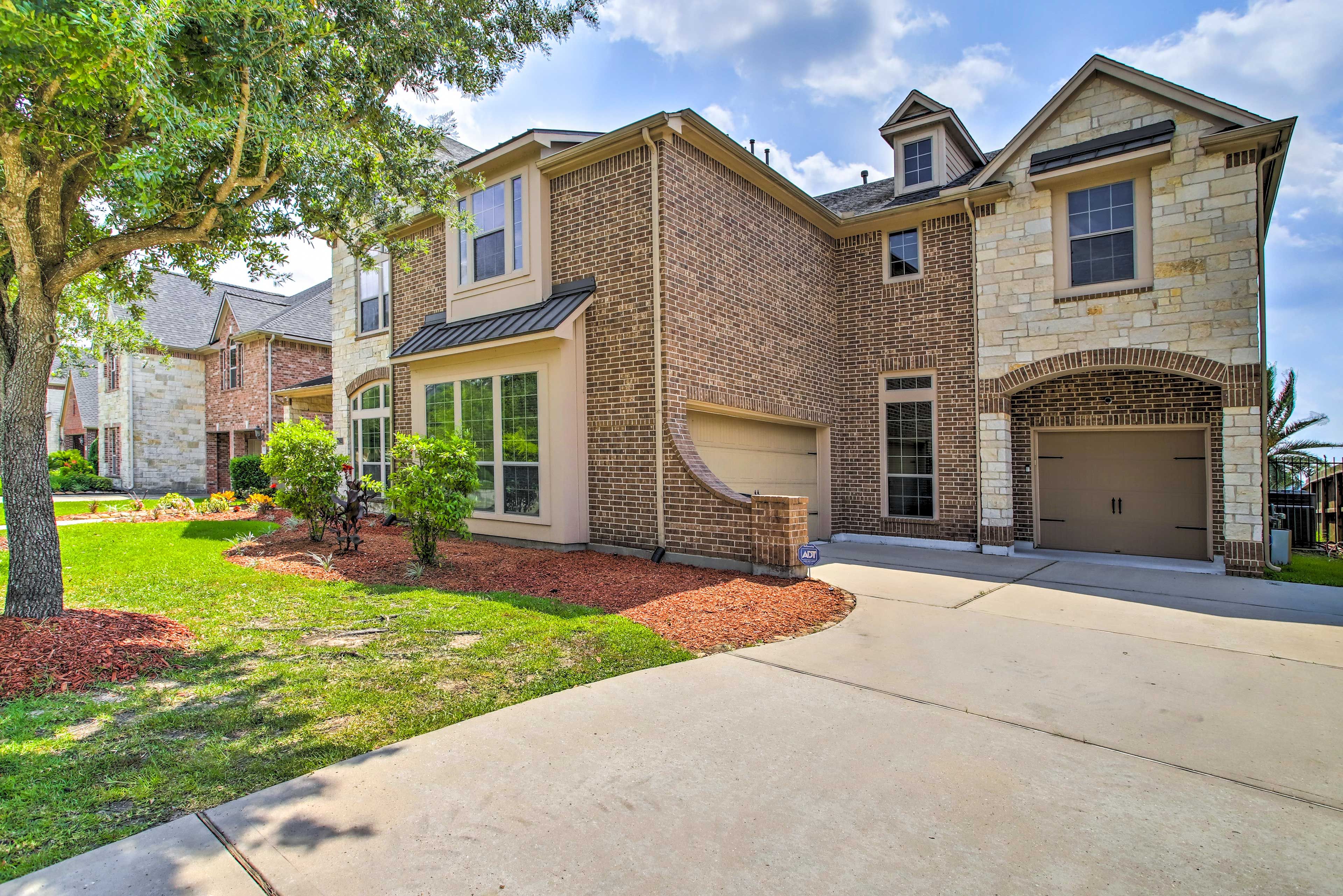Property Exterior | Driveway (4 Vehicles) | Free Street Parking