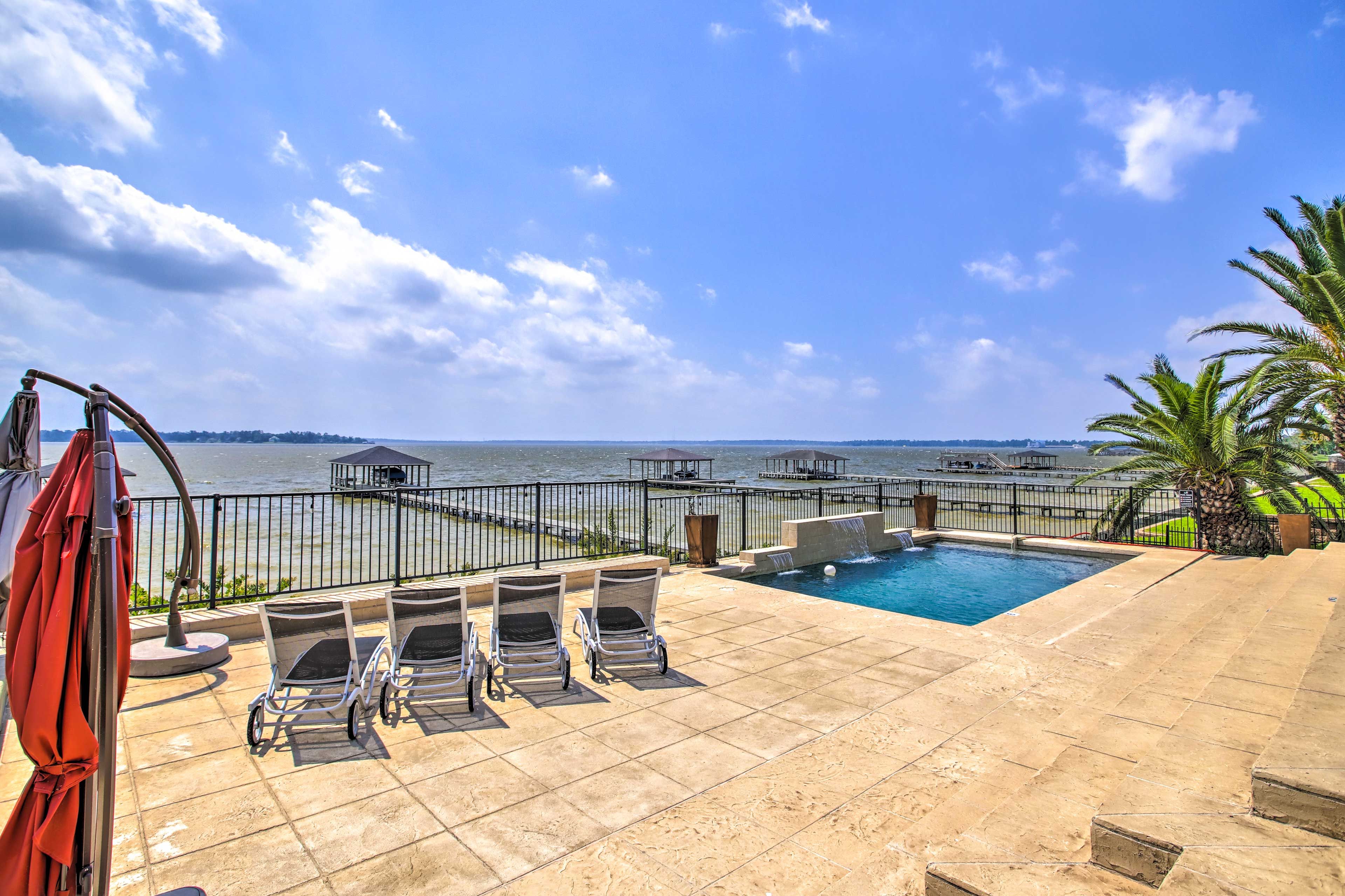 Private Pool & Lake Houston