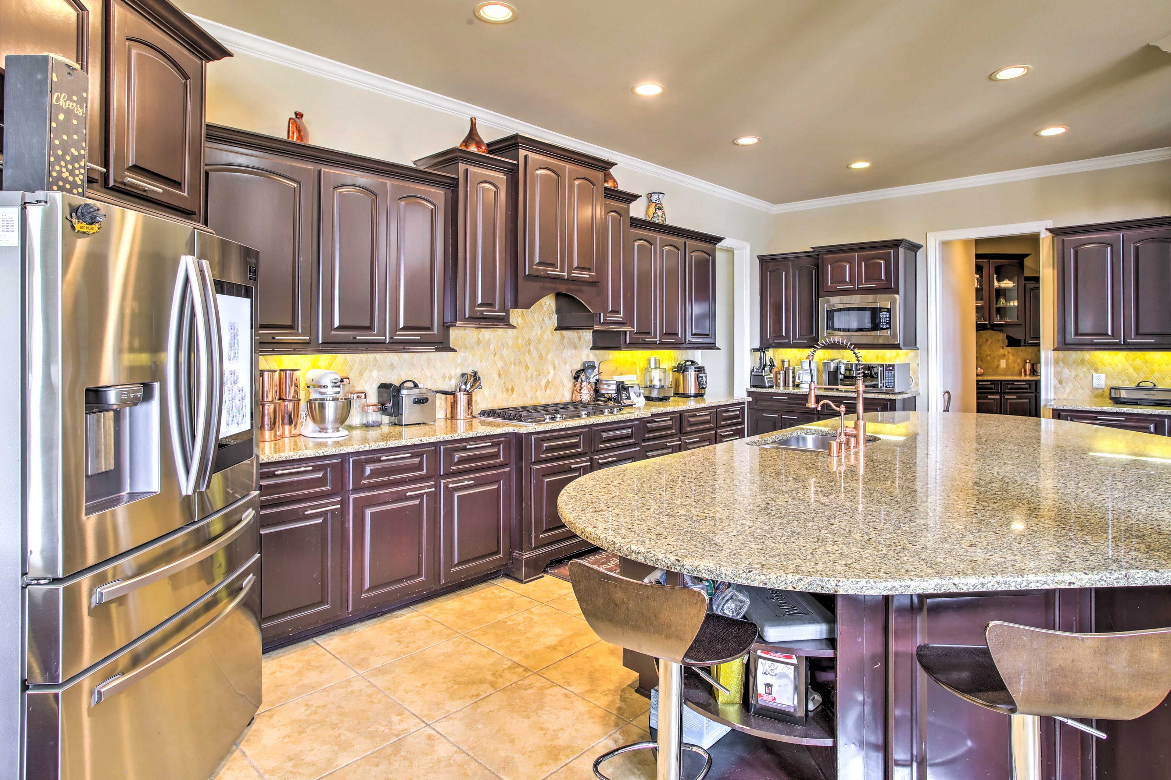 Kitchen | Dual Ovens | Pots & Pans | Toaster | Complimentary Spices