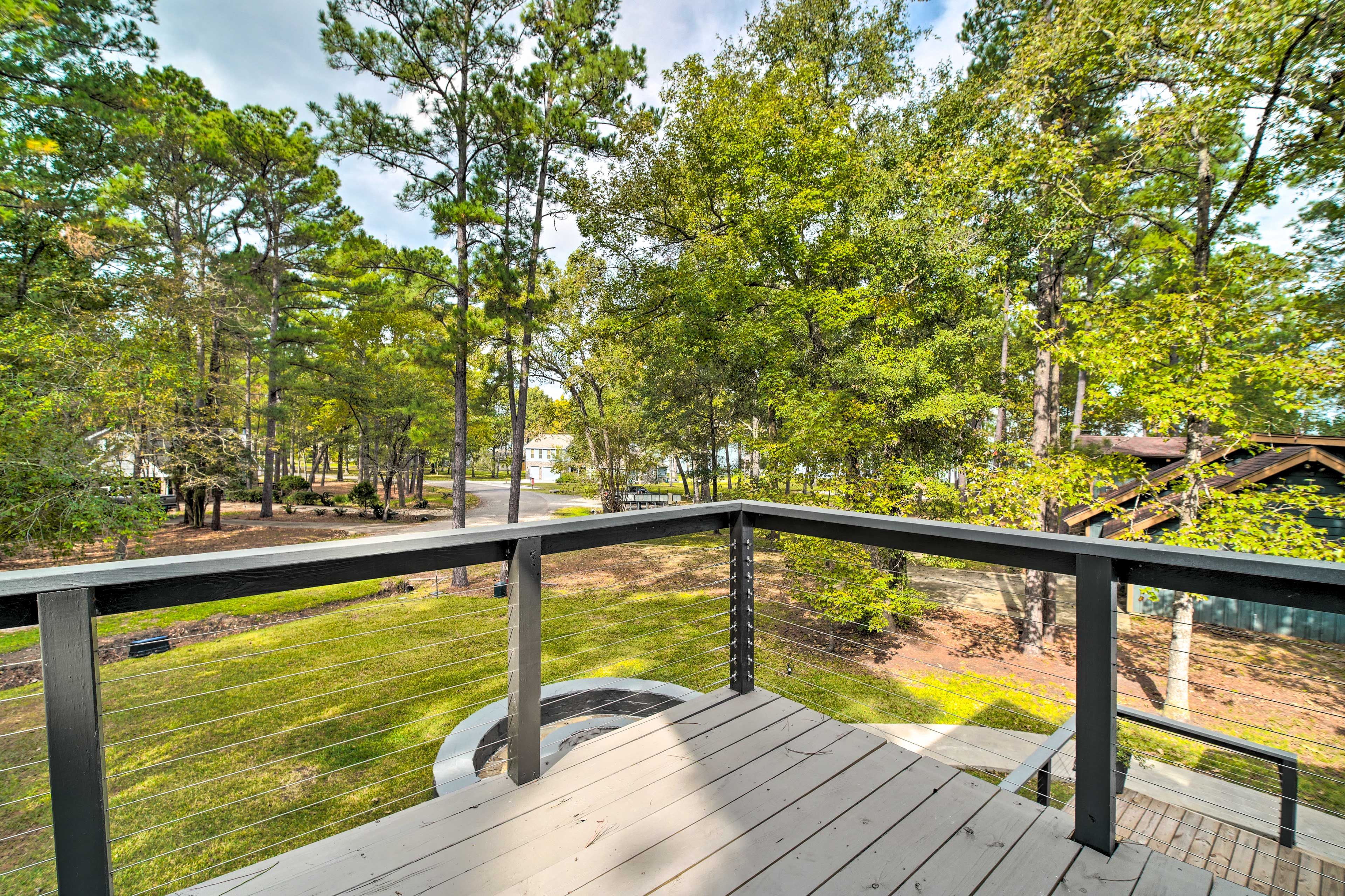 Balcony | Lake Livingston Views