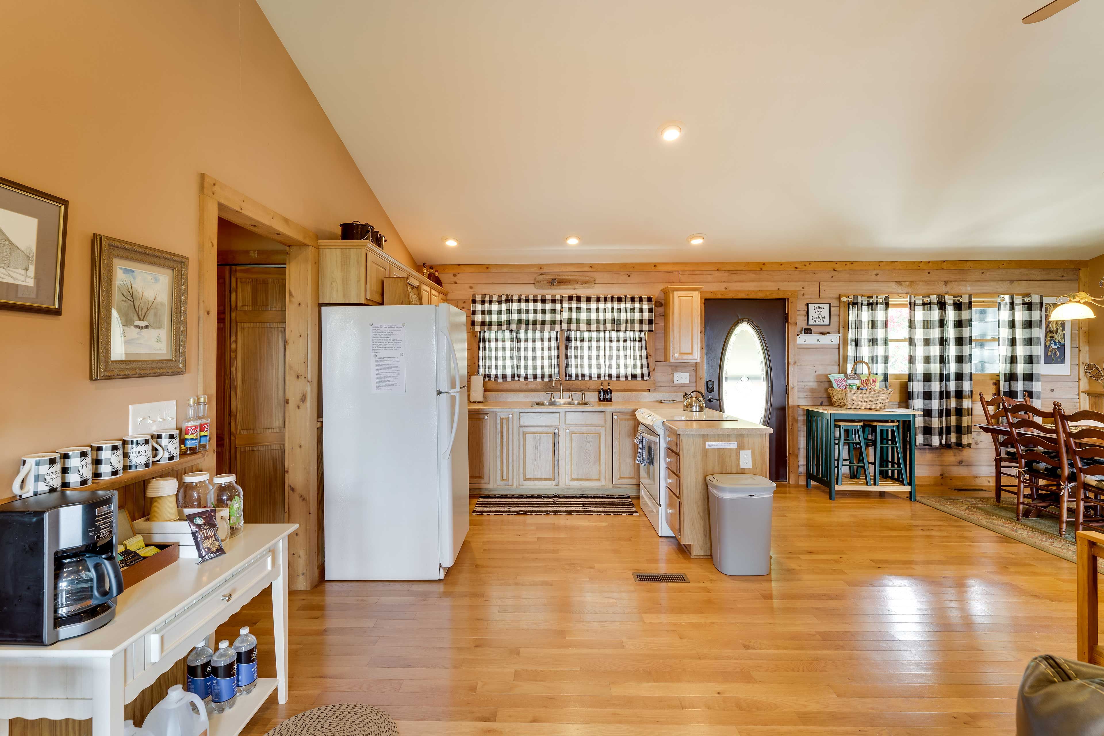 Kitchen | Fully Equipped | Coffee Maker | Cooking Basics | Dishware/Flatware