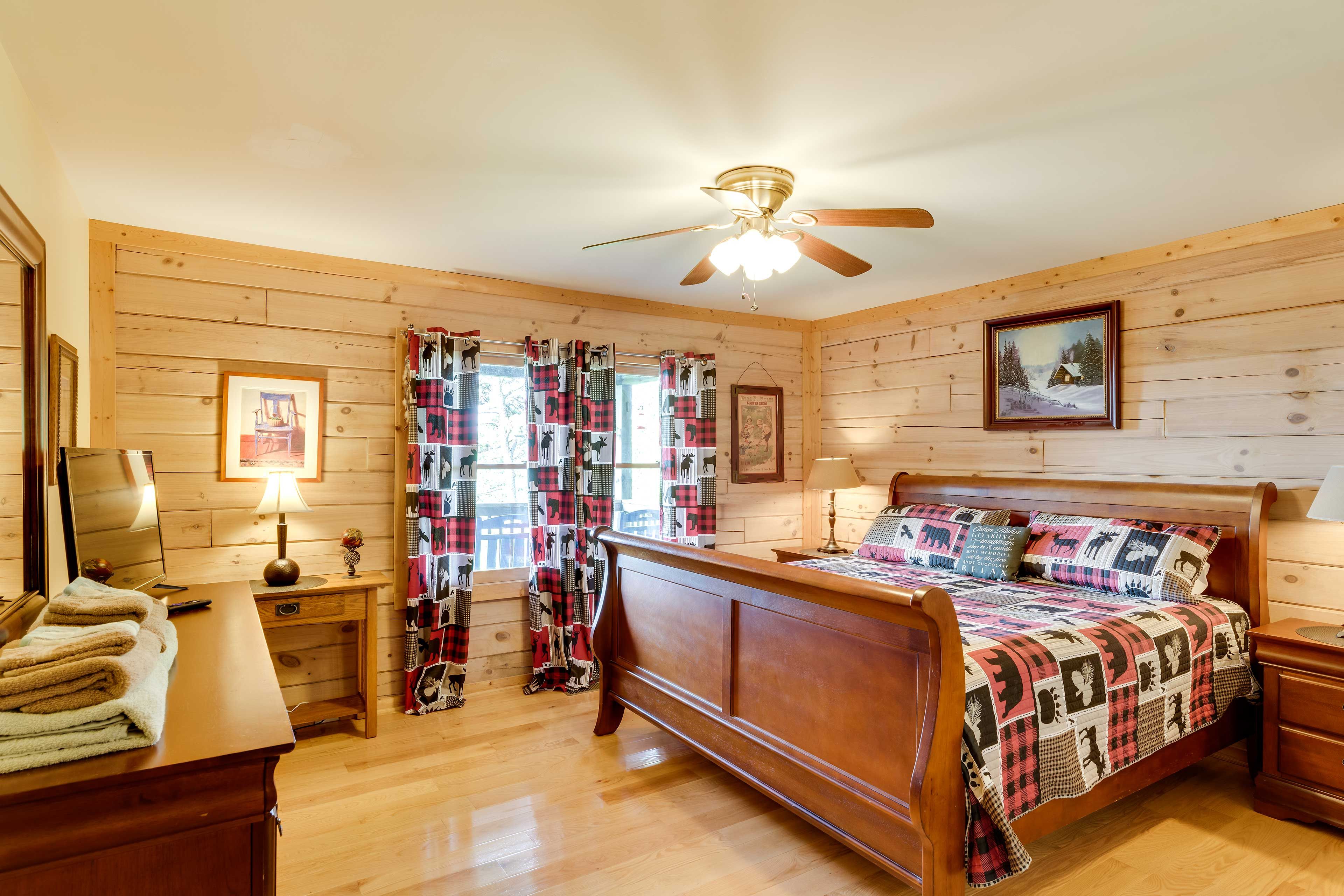 Bedroom 1 | King Bed | En-Suite Bathroom | Linens Provided