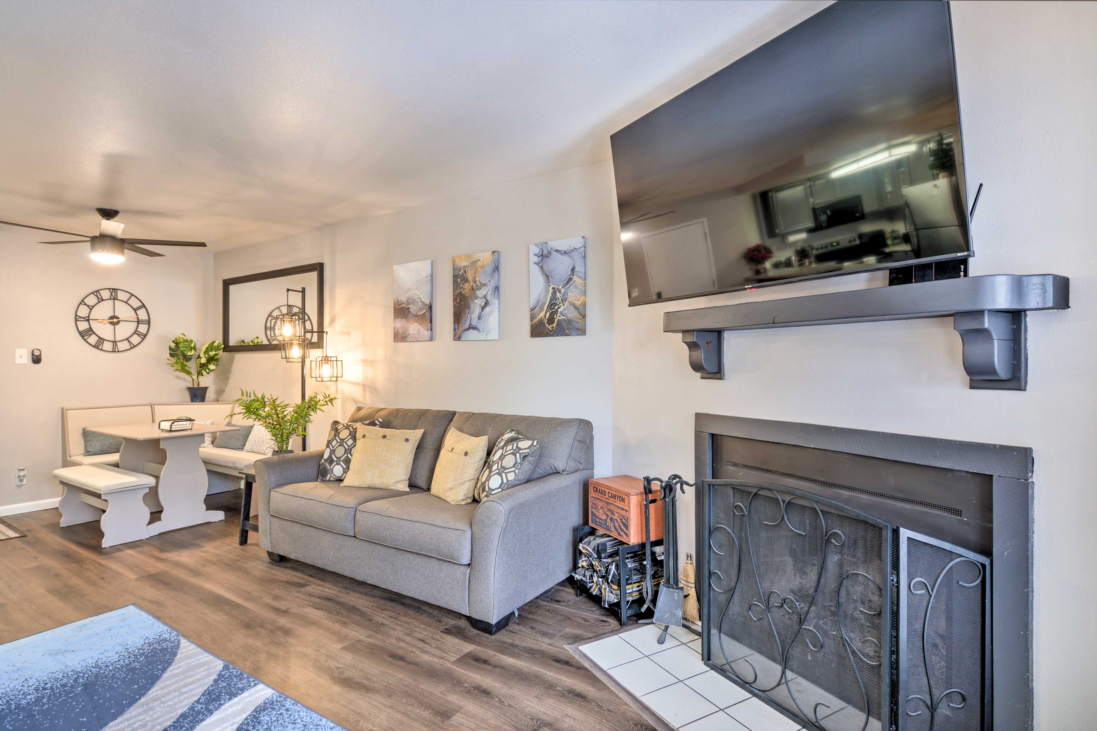 Living Room | Smart TV | Wood-Burning Fireplace (Firewood Not Provided)