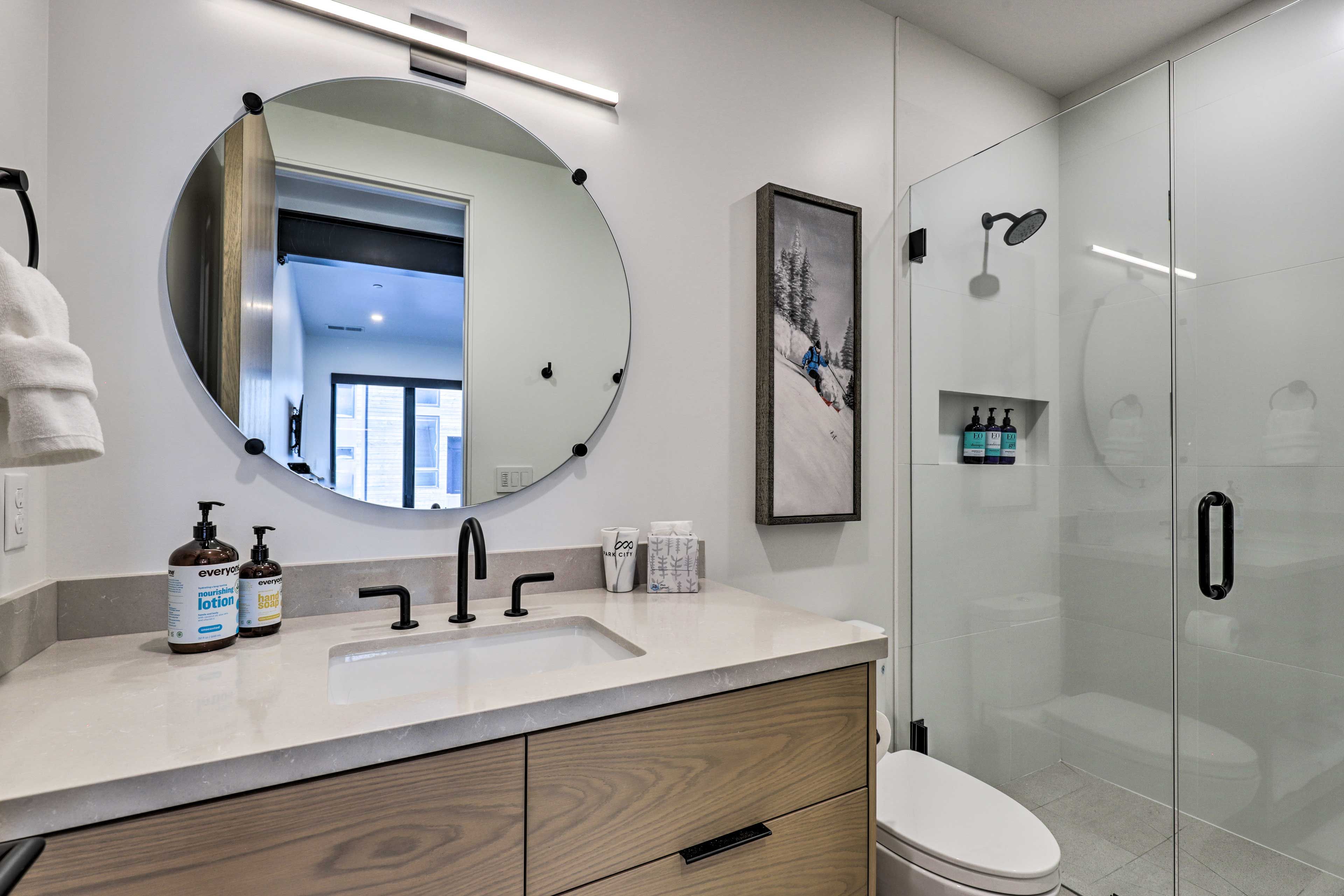 Full Bathroom | Complimentary Toiletries | 2nd Floor