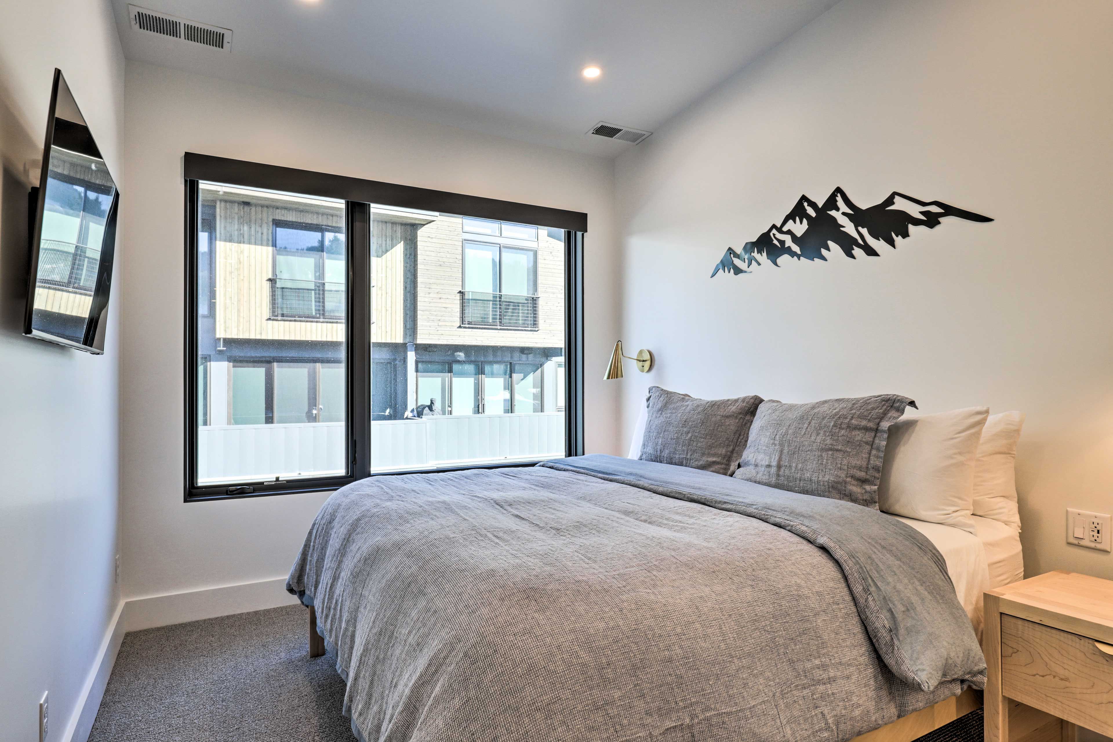 Bedroom 2 | King Bed | Smart TV | 2nd Floor