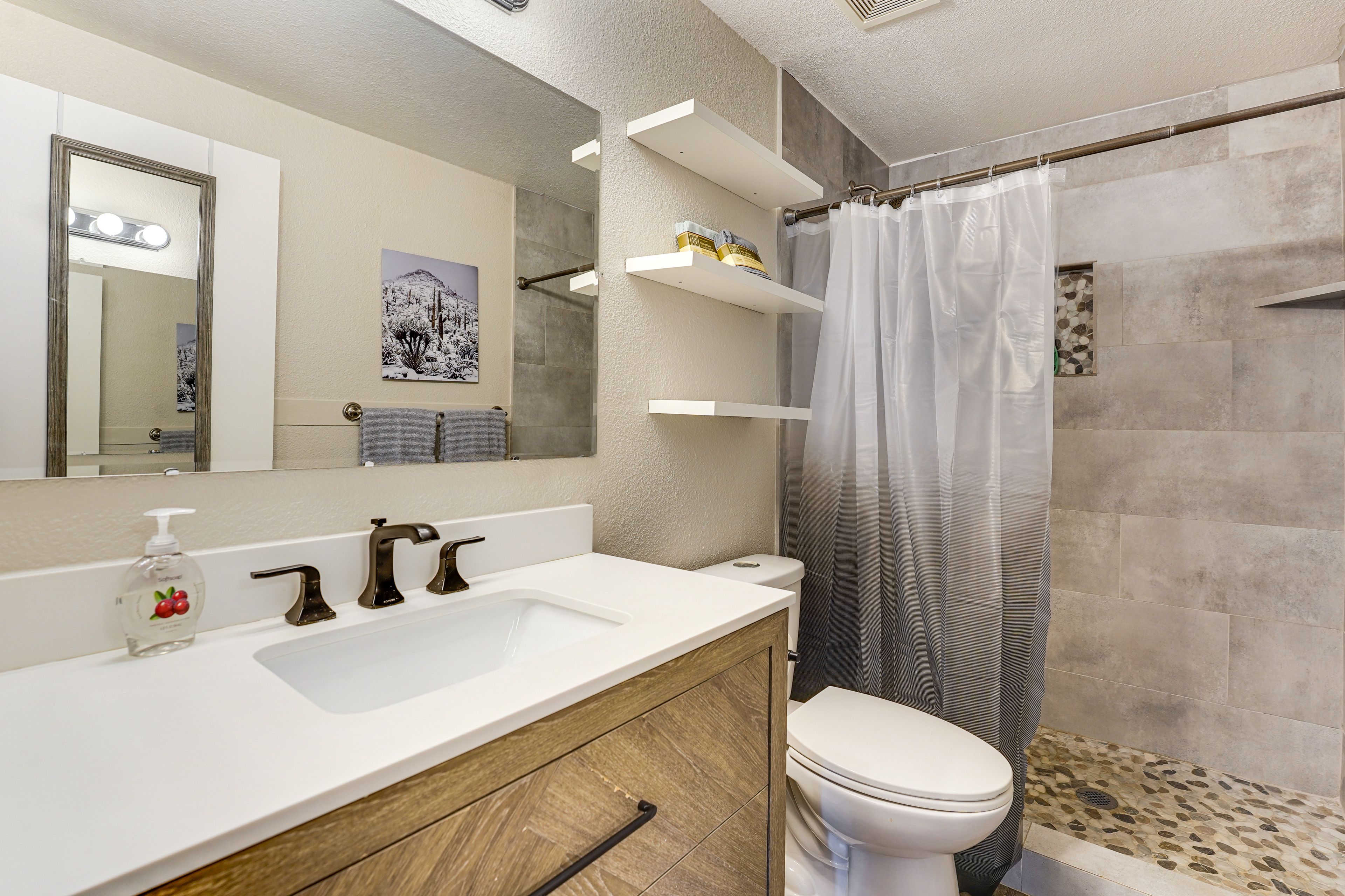 Full Bathroom | Towels Provided