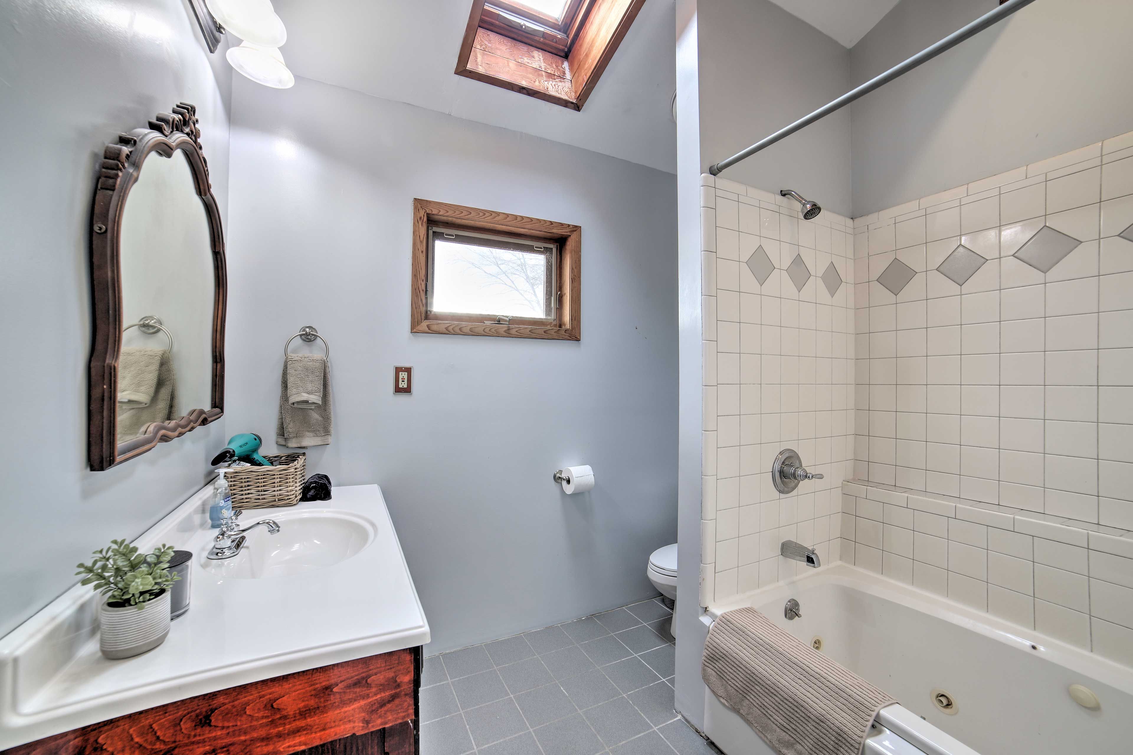 Full Bathroom | Complimentary Toiletries | Hair Dryer