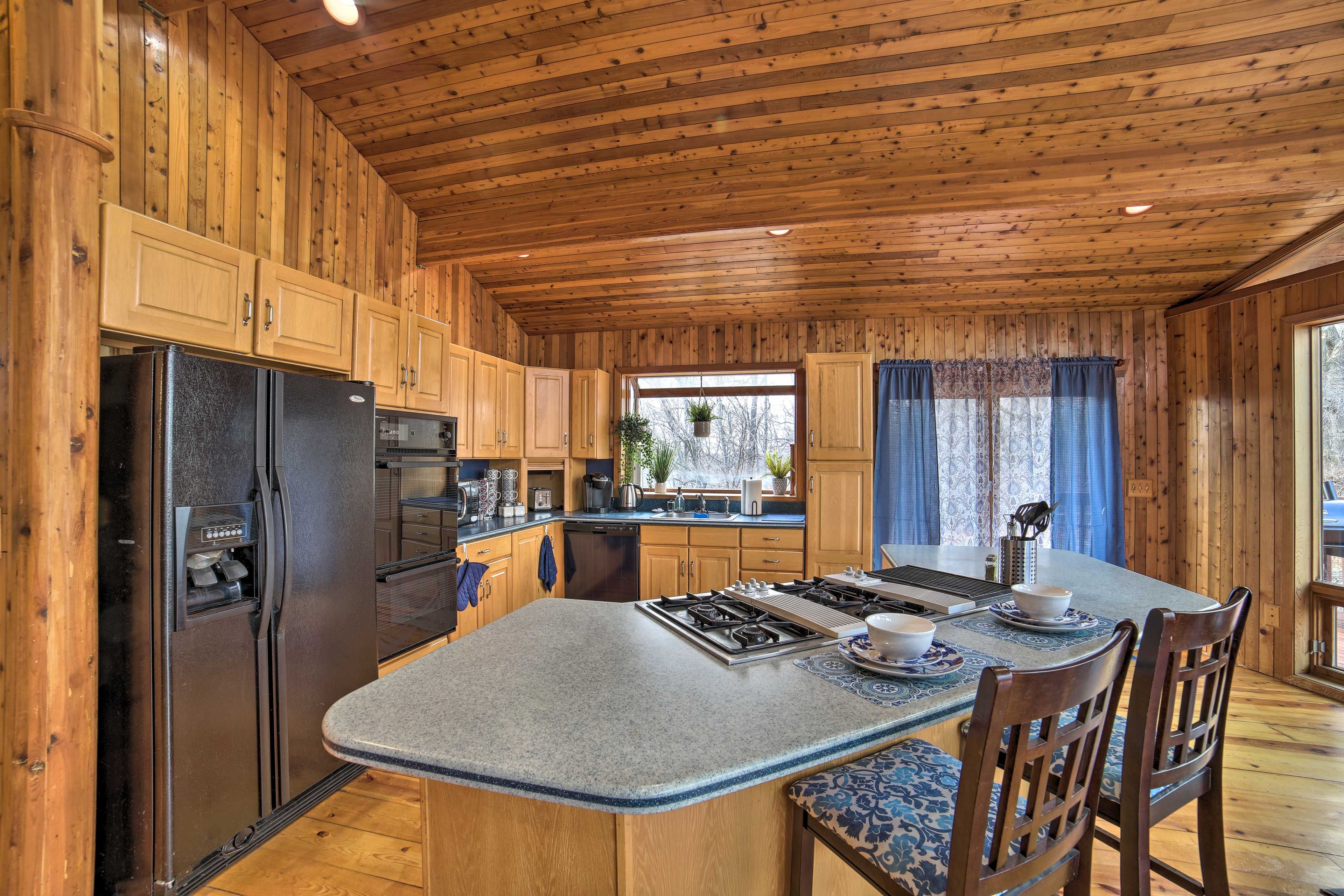 Kitchen | Fully Equipped | Main Level | Cooking Basics | Breakfast Bar