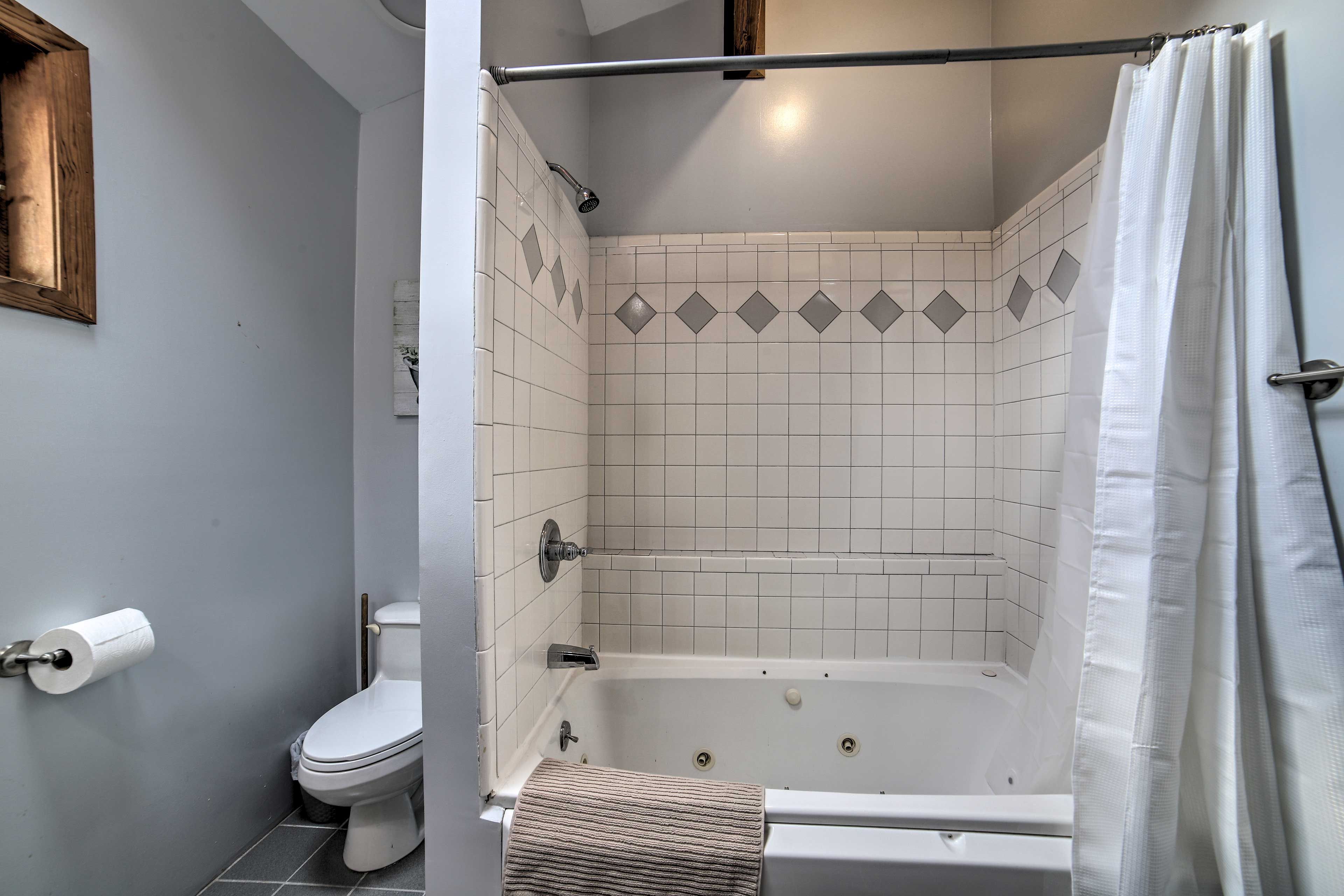 Full Bathroom | Towels Provided