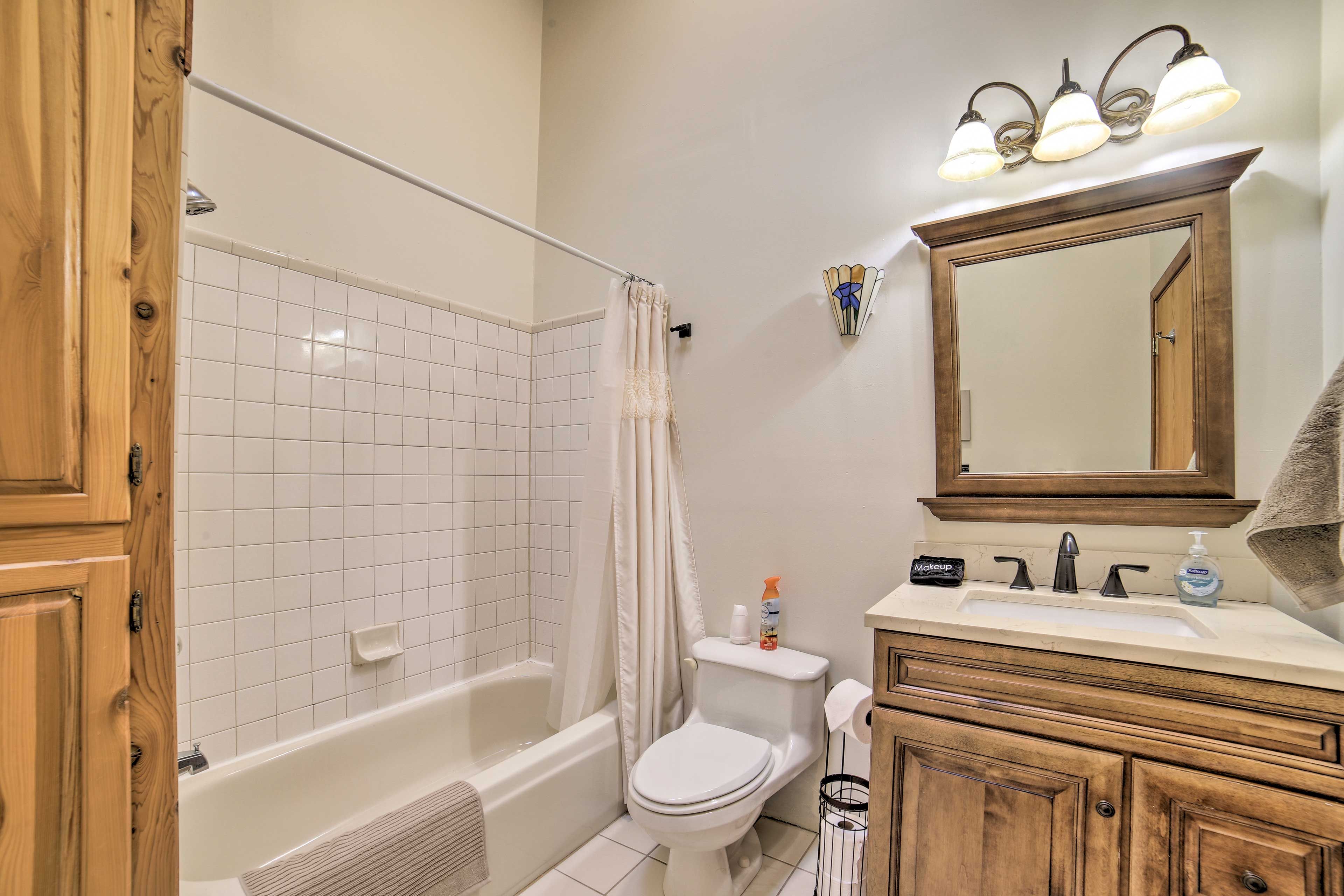 Full Bathroom | Complimentary Toiletries | Towels Provided