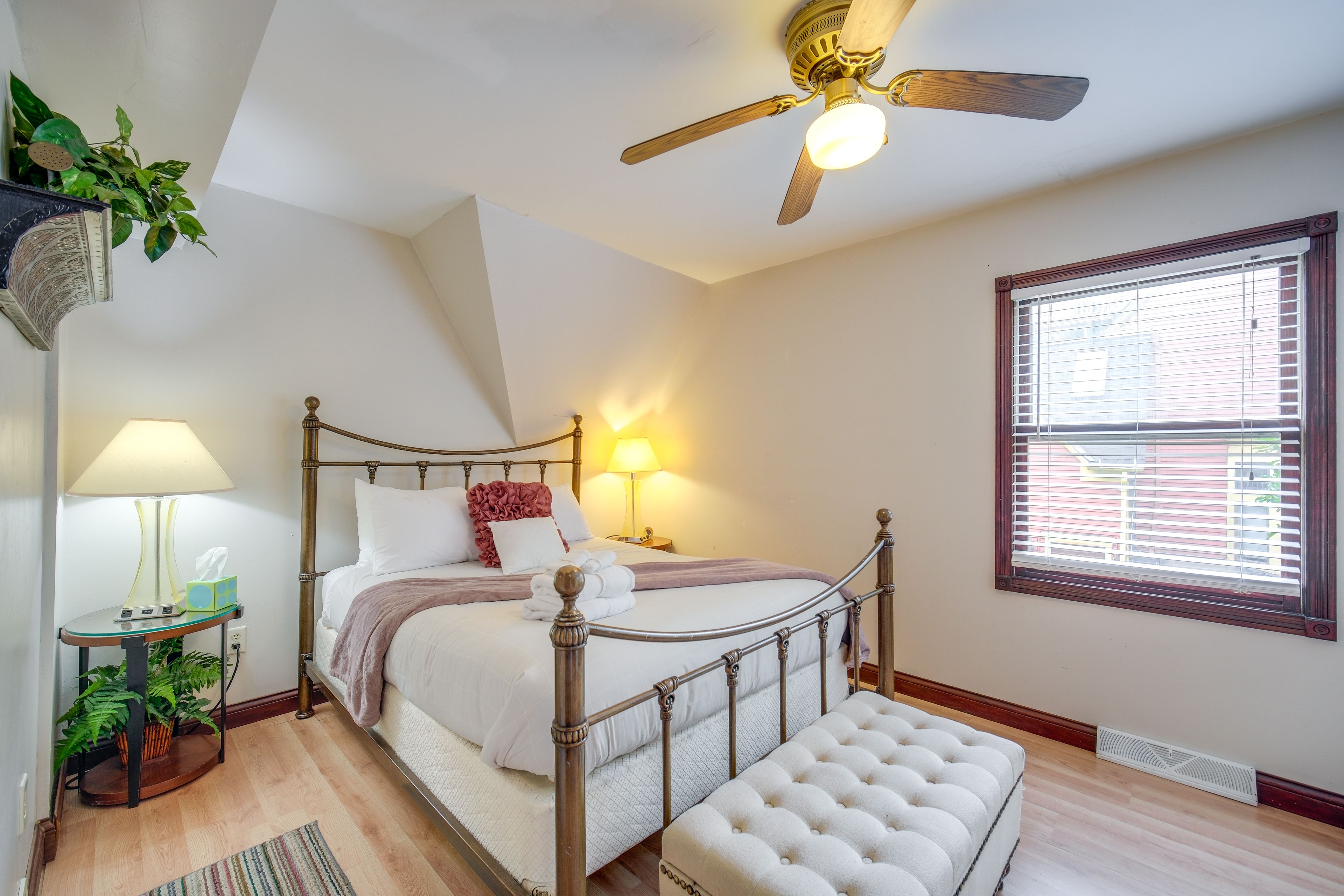 Bedroom 1 | Queen Bed | 1st Floor