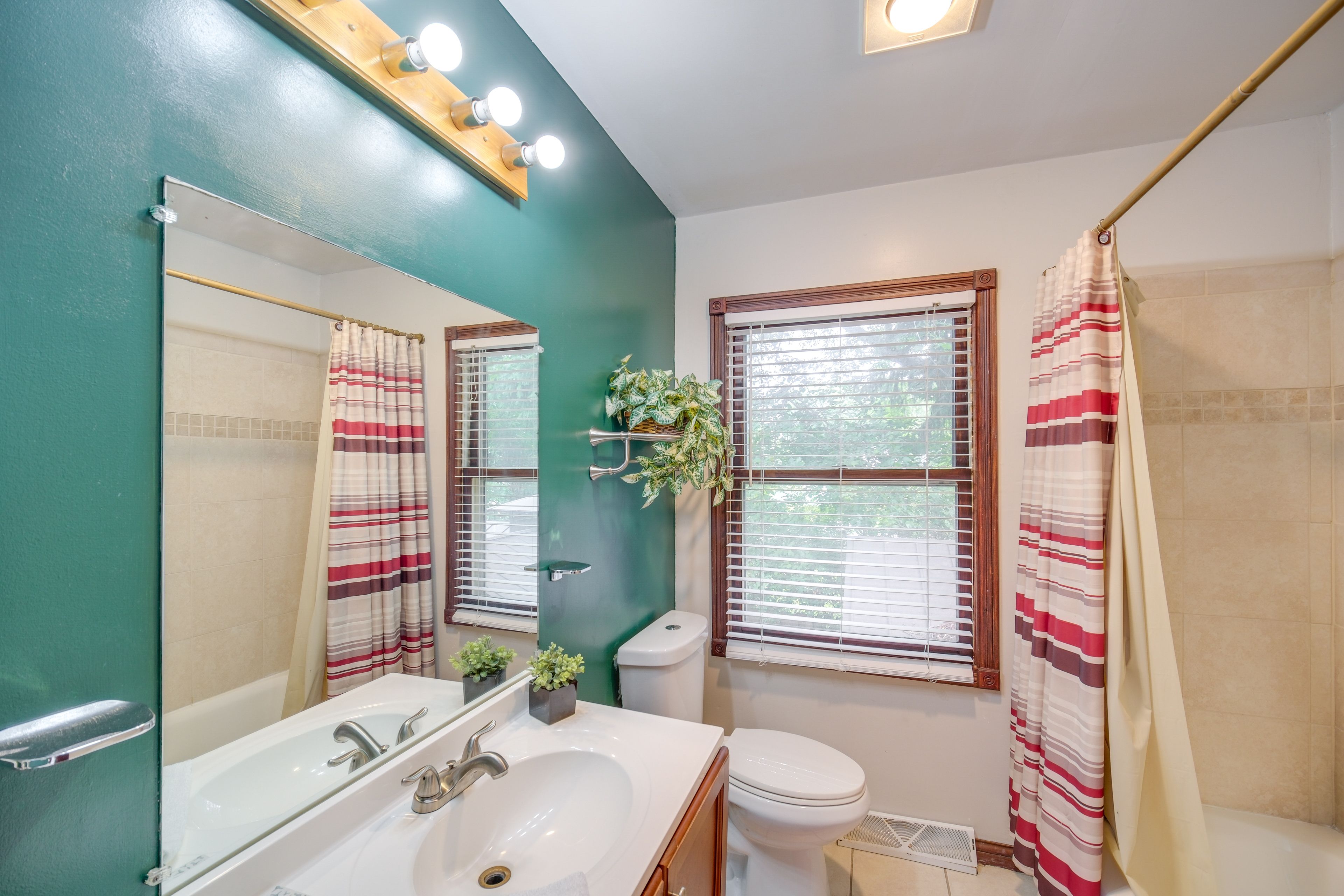 Full Bathroom | 1st Floor