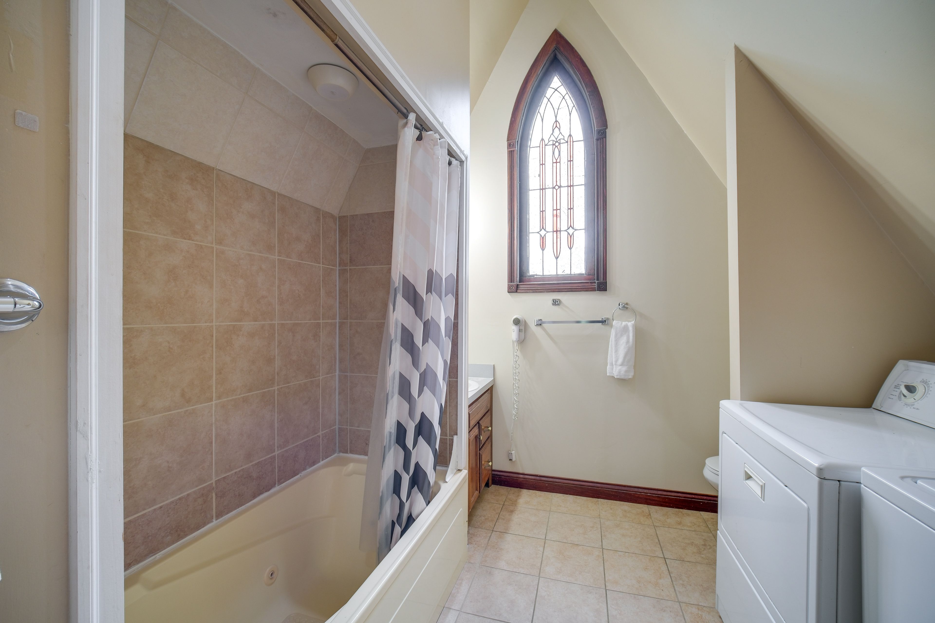 Full Bathroom | 2nd Floor