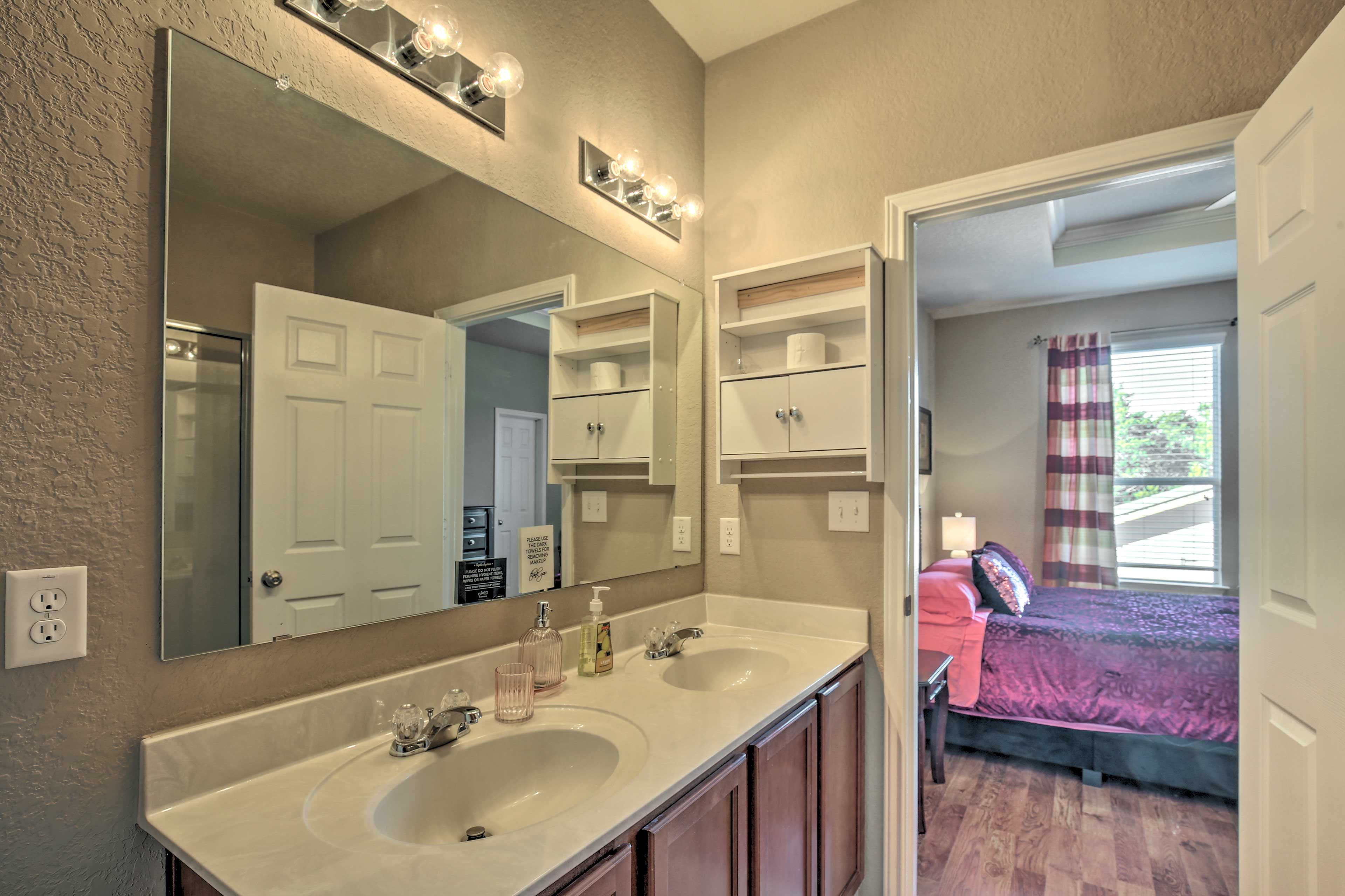 En-Suite Bathroom | Main Level | Complimentary Toiletries