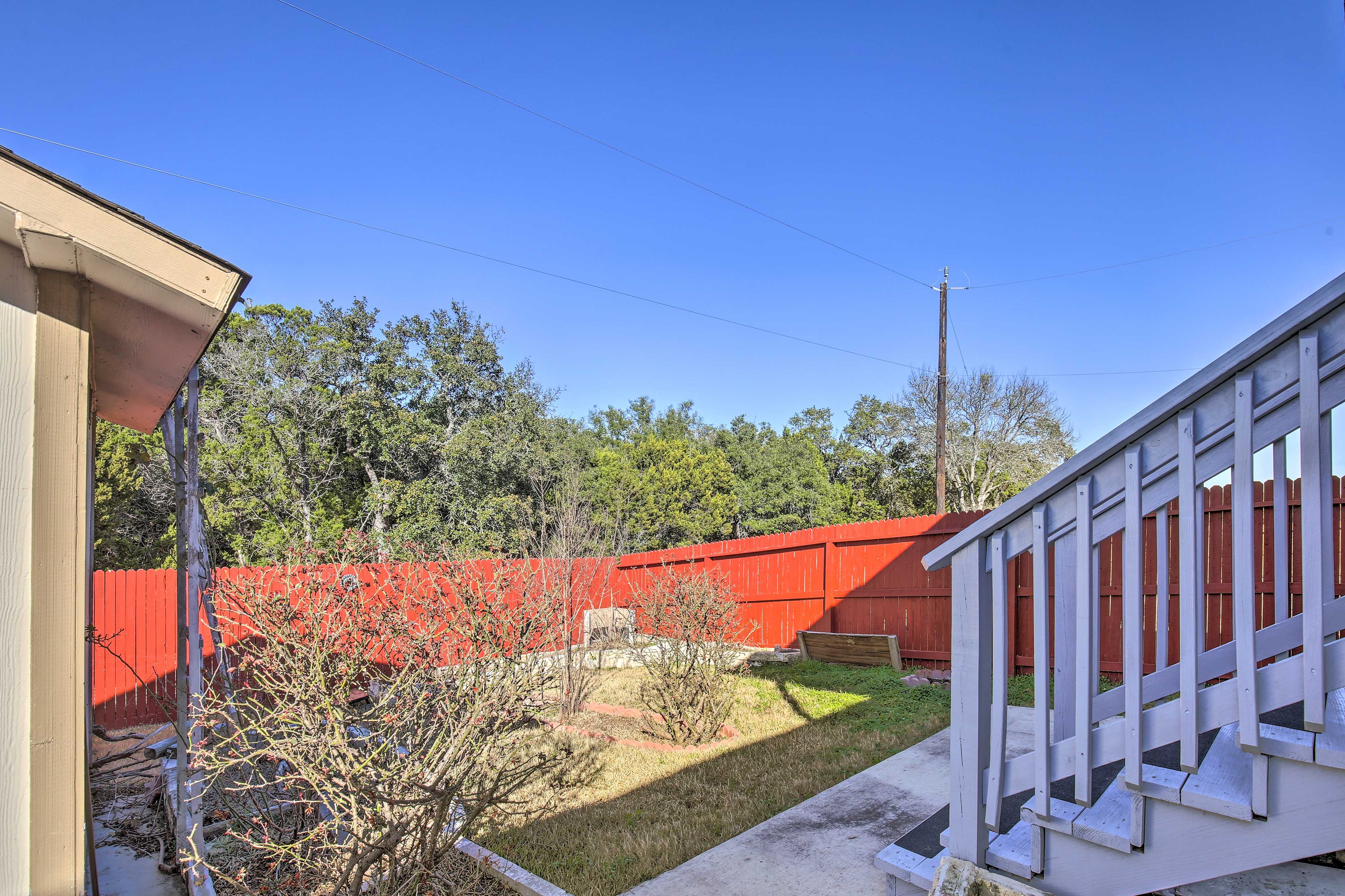 Backyard | Fully Fenced | Charcoal Grill