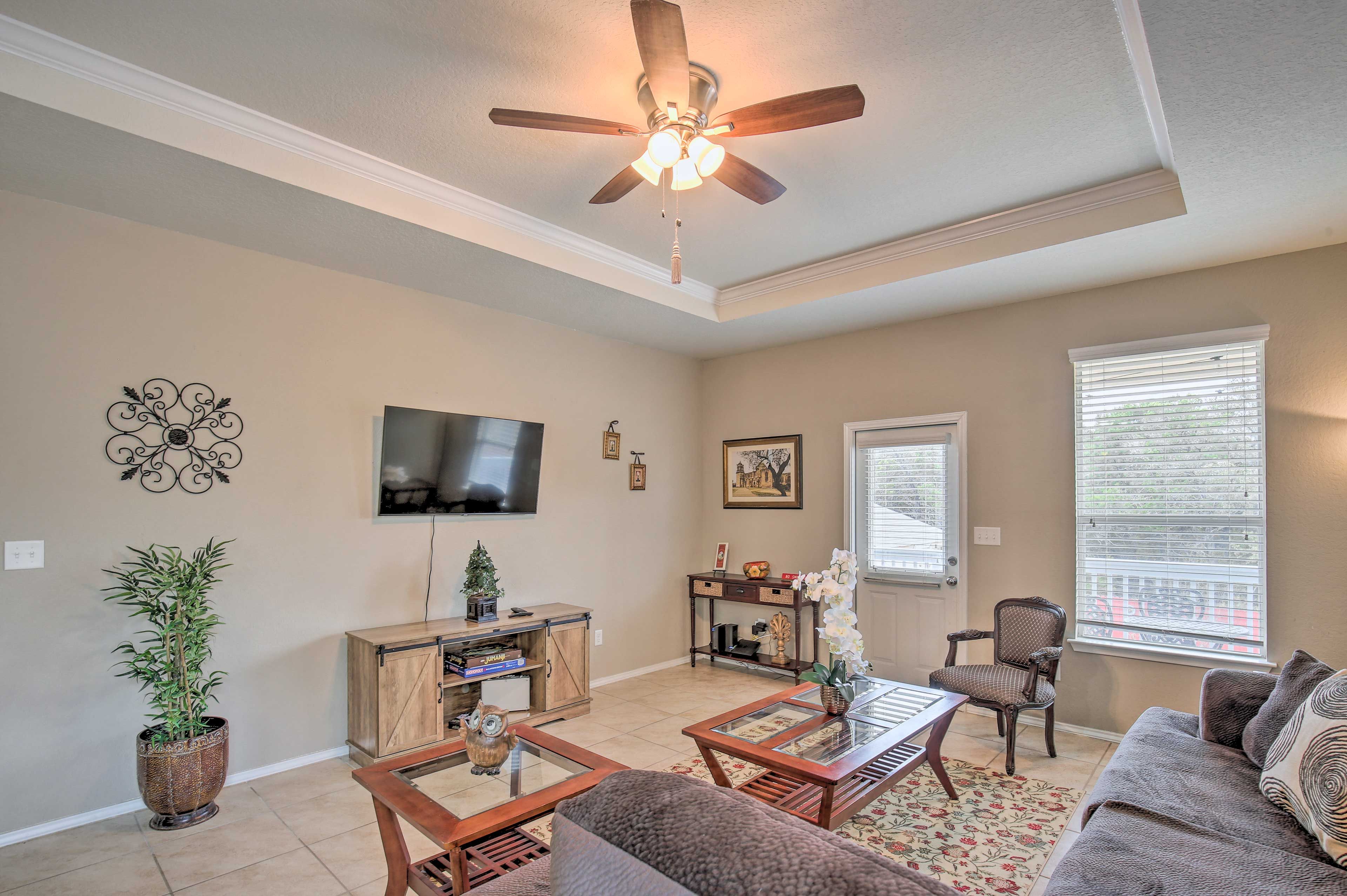 Living Room | Smart TV w/ Cable